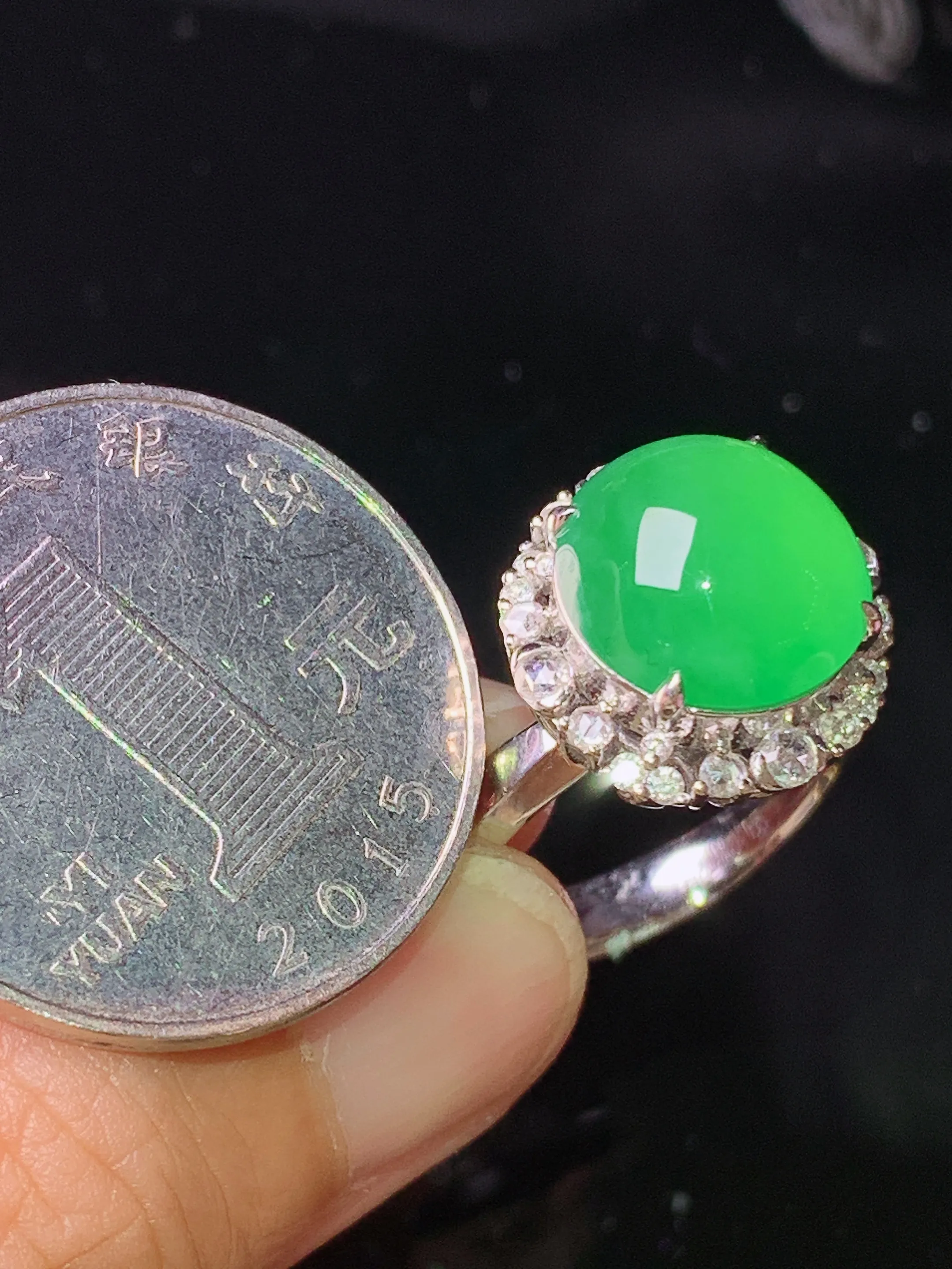 18k金钻镶嵌满绿蛋面戒指 玉质细腻 色泽清新艳丽 圈口13.5 整体尺寸14.8*12