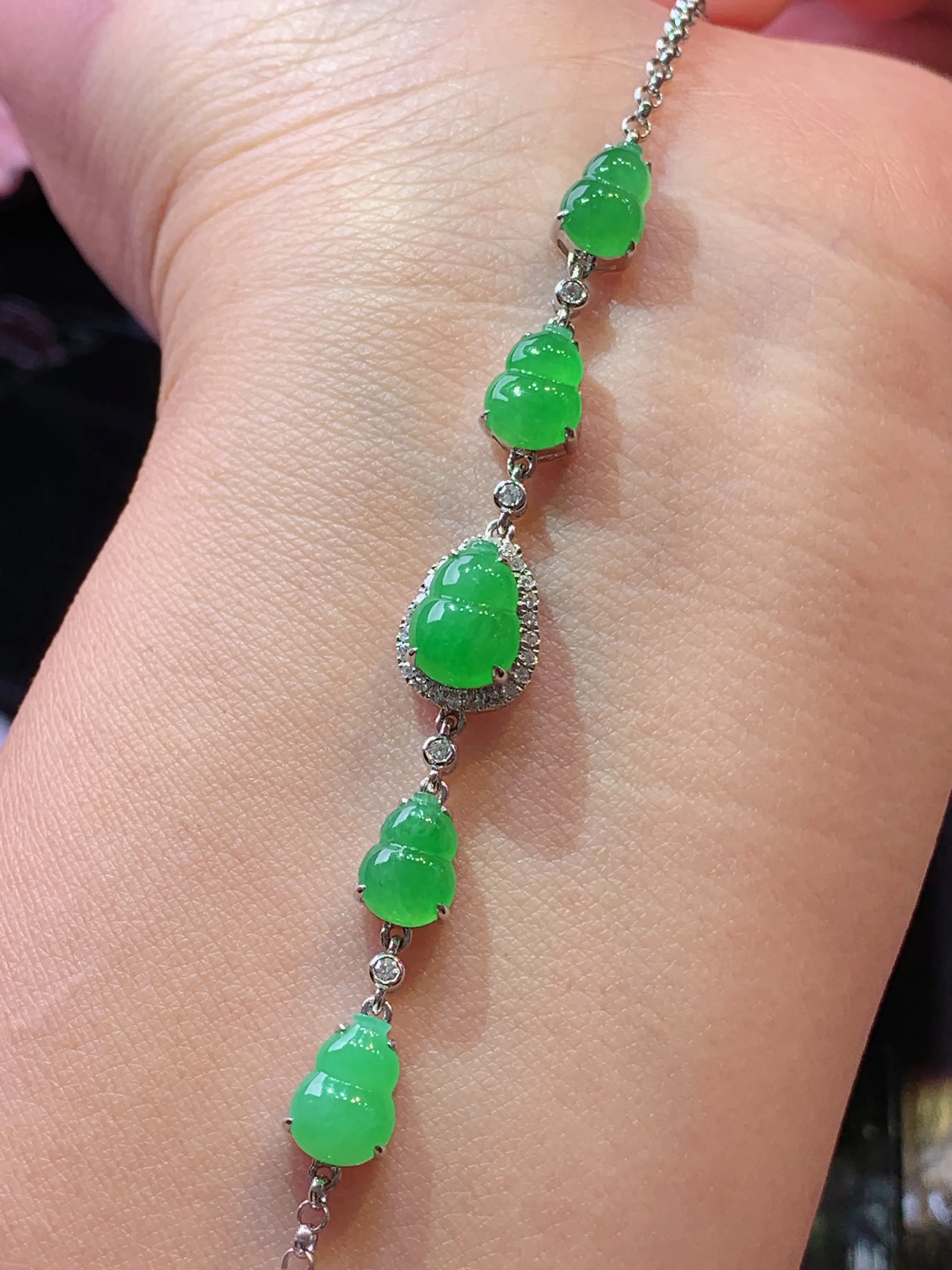 18k金钻镶嵌满绿葫芦手链 玉质细腻 色泽清新艳丽 整体尺寸65.8*8.5*6.5