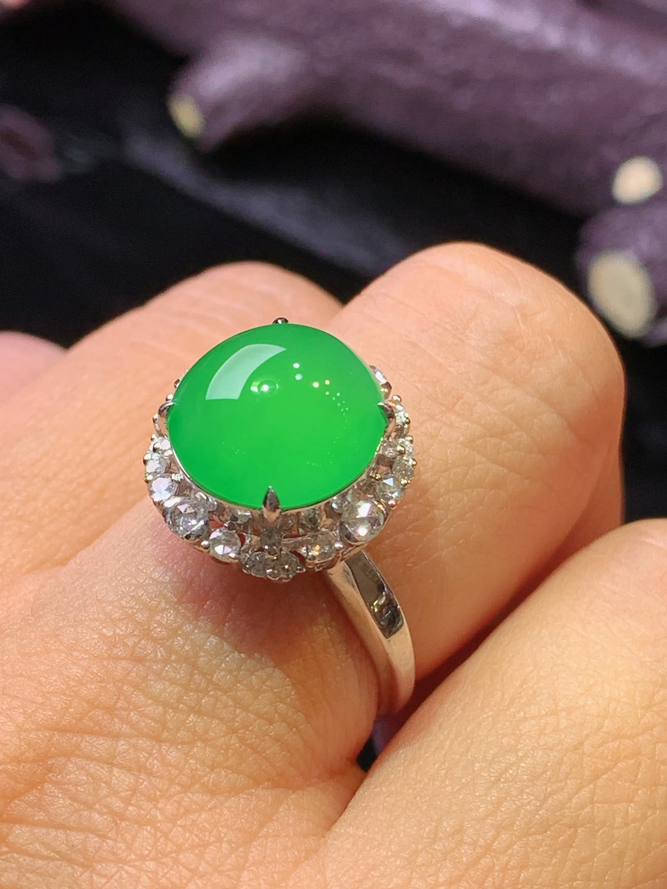 18k金钻镶嵌满绿蛋面戒指 玉质细腻 色泽清新艳丽 圈口13.5 整体尺寸14.8*12