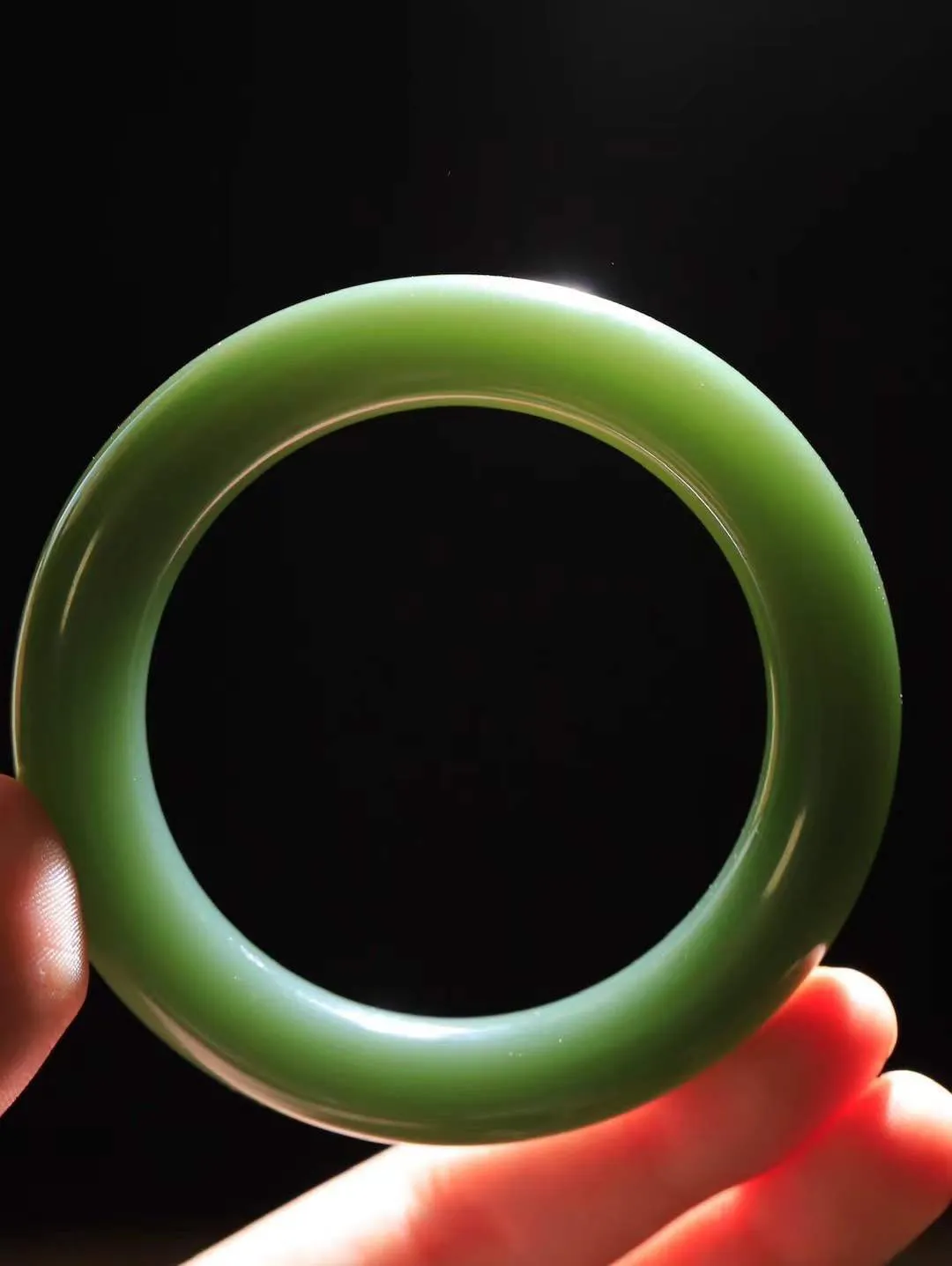 【温润如心.镯】

收藏级️和田玉碧玉圆条手镯，精选上等碧玉料，色泽清透，质地细腻。佩戴它，感受千年玉文化的温润与优雅，愿它为您带来平安与幸福。重74.2克  尺寸56-12-12mm 891103000L