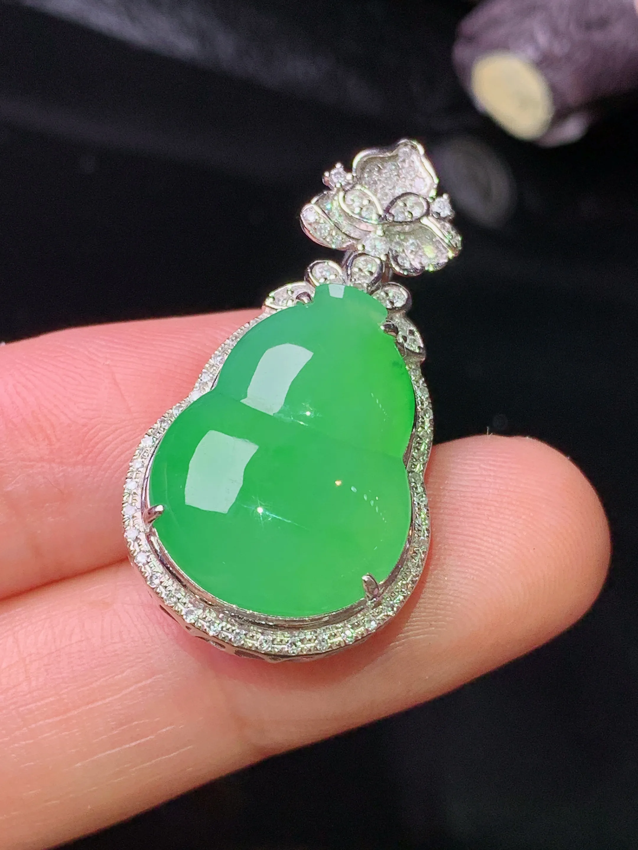 18k金钻镶嵌翠绿葫芦吊坠 玉质细腻 色泽清新艳丽 整体尺寸32.2*17.2*8.8