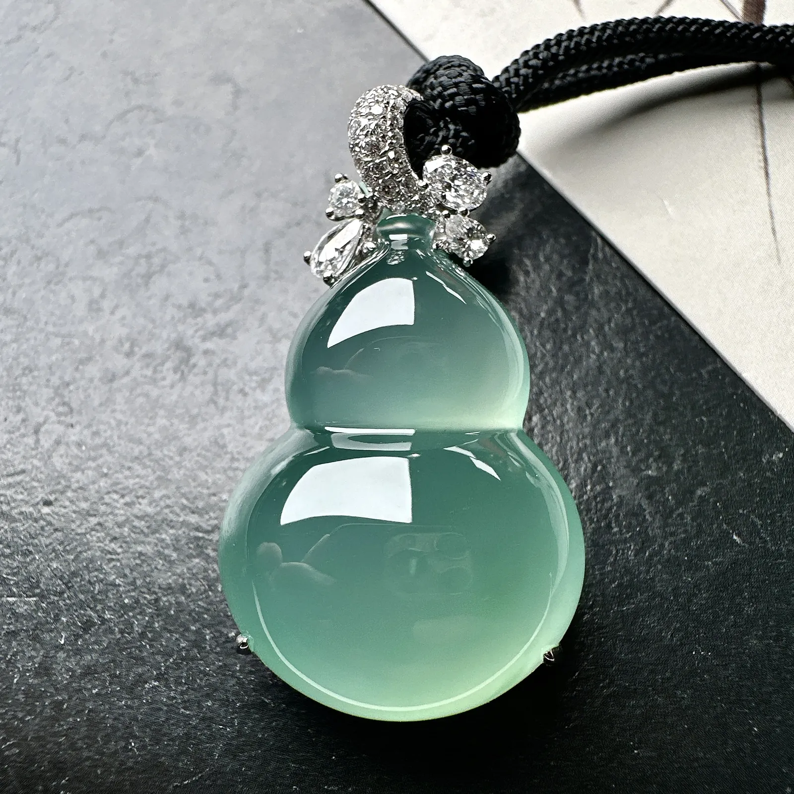 【冰种晴绿葫芦吊坠】质地细腻，冰润起光，胶感强烈，冰感明显，18K金钻精美镶嵌，裸石尺寸28.6*2