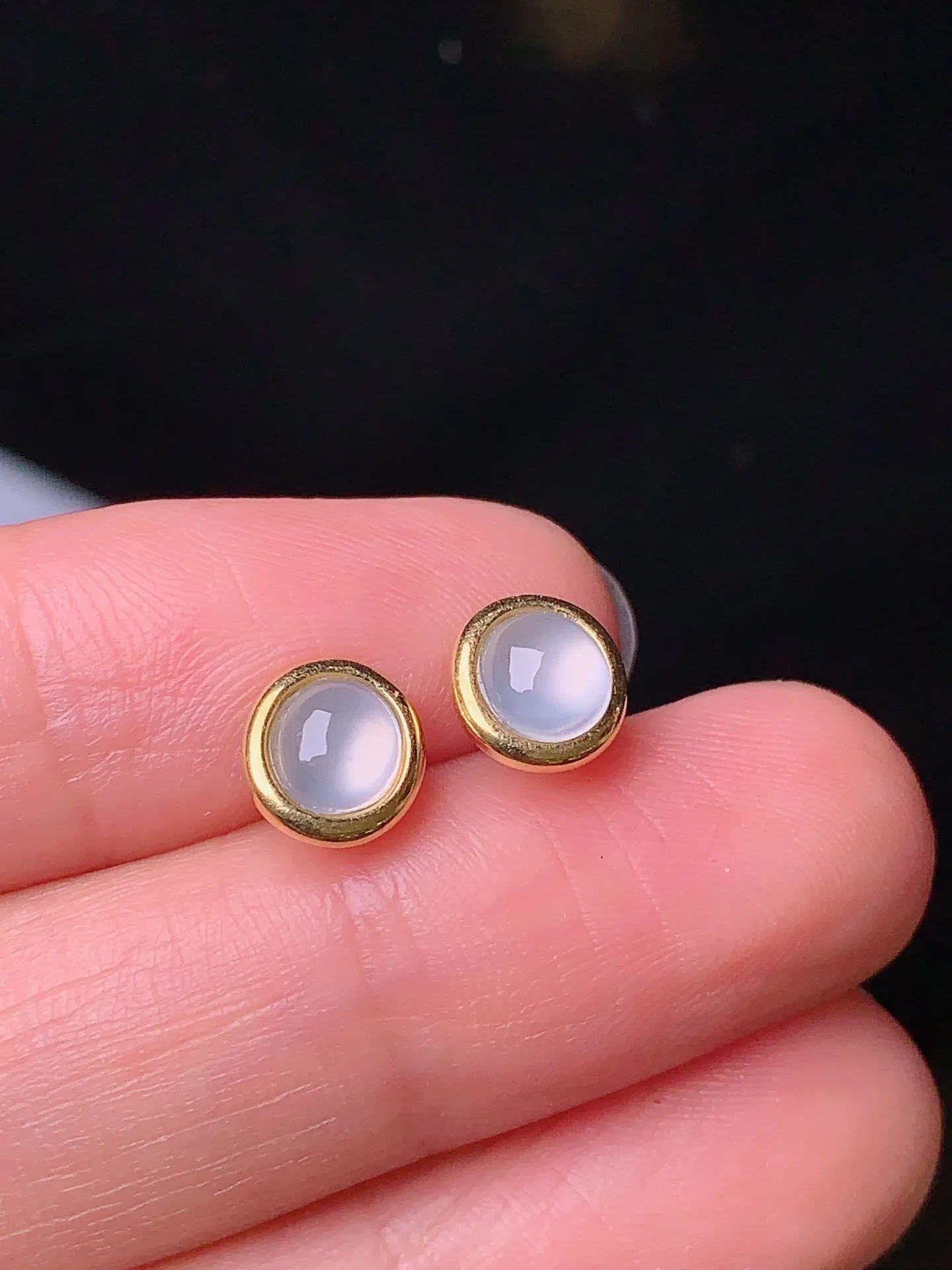 18k金镶嵌冰种蛋面耳钉 玉质细腻 色泽清新  整体尺寸7.2*6.8*3.8