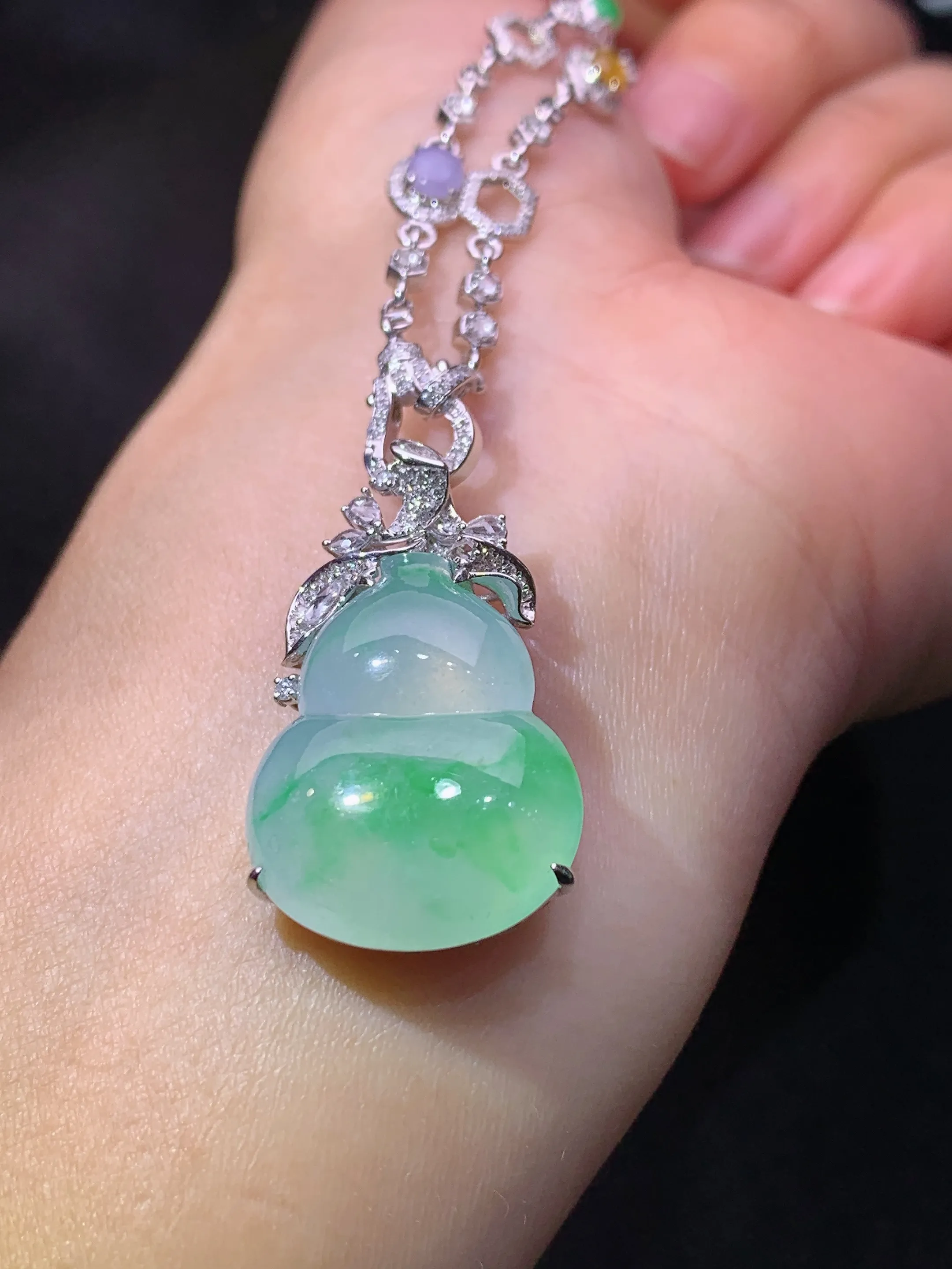 冰飘绿葫芦项链吊坠两用款  18k金镶嵌，款式新颖，冰润细腻，种水足，整体尺寸31.4*19*9.5