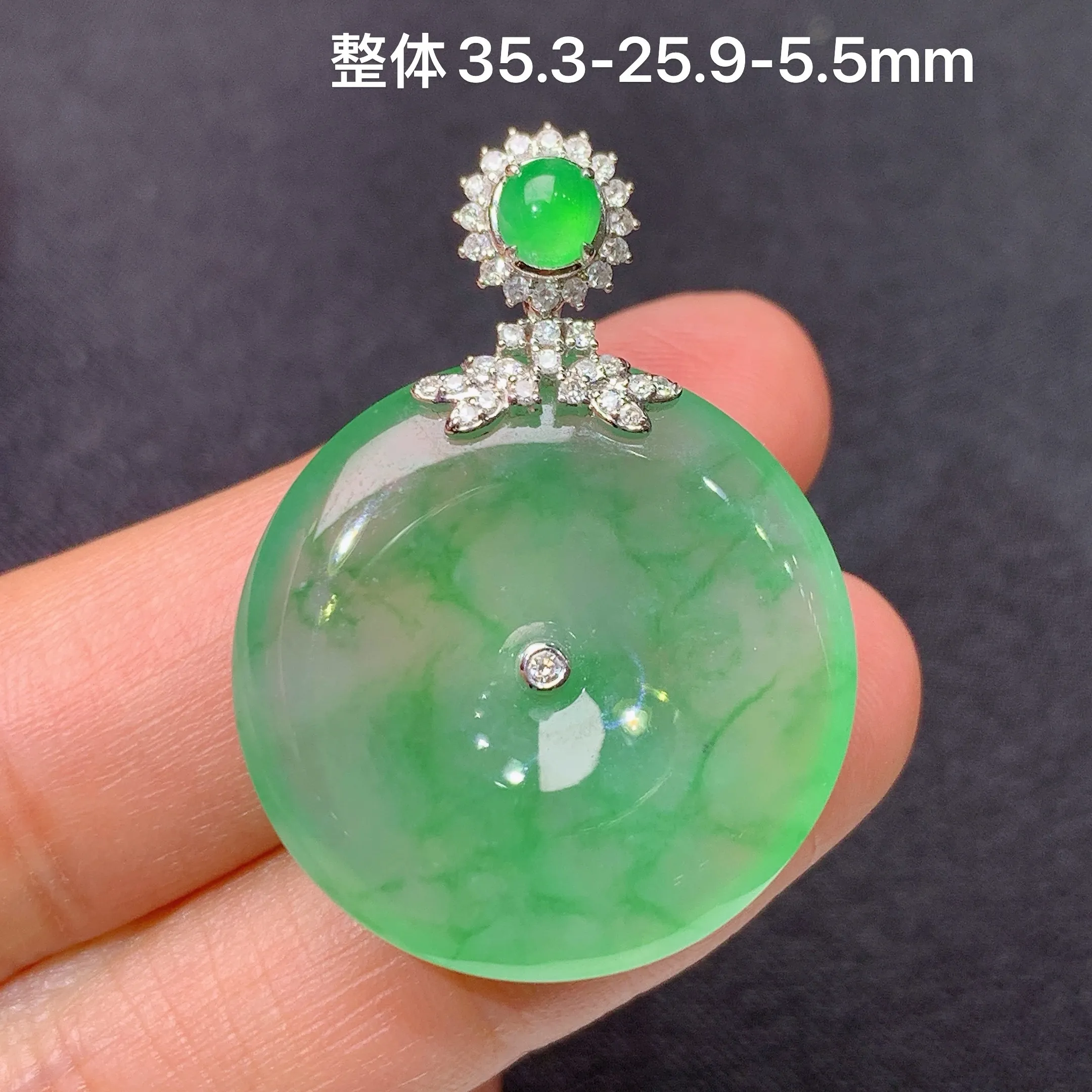 冰飘绿平安扣吊坠，18k金镶嵌，冰润色阳，玉质细腻，种水足，整体尺寸35.3*25.9*5.5