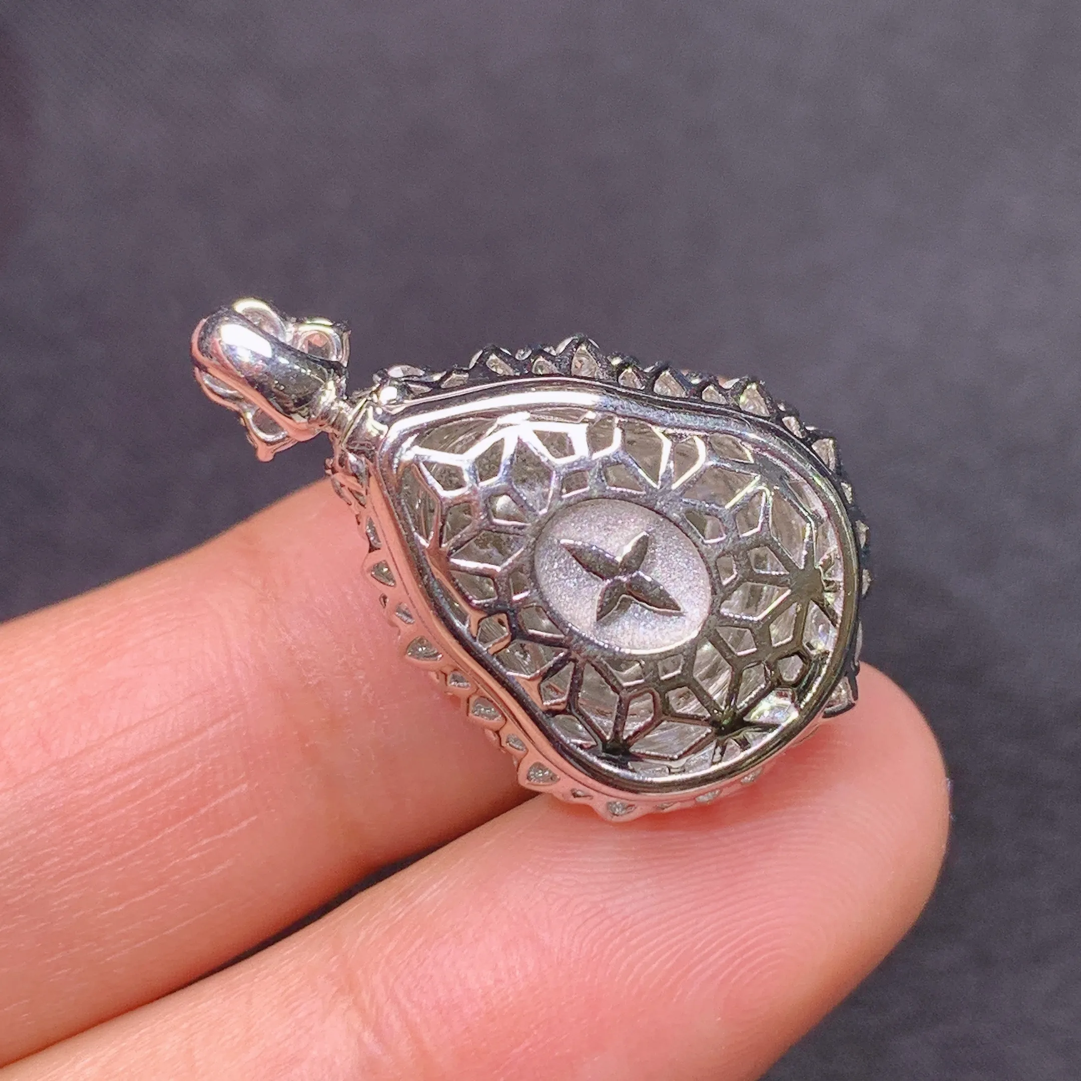 冰阳绿葫芦吊坠，18k金镶嵌，色泽鲜阳，冰润细腻，种水足，整体尺寸26.7*16.5*11.7