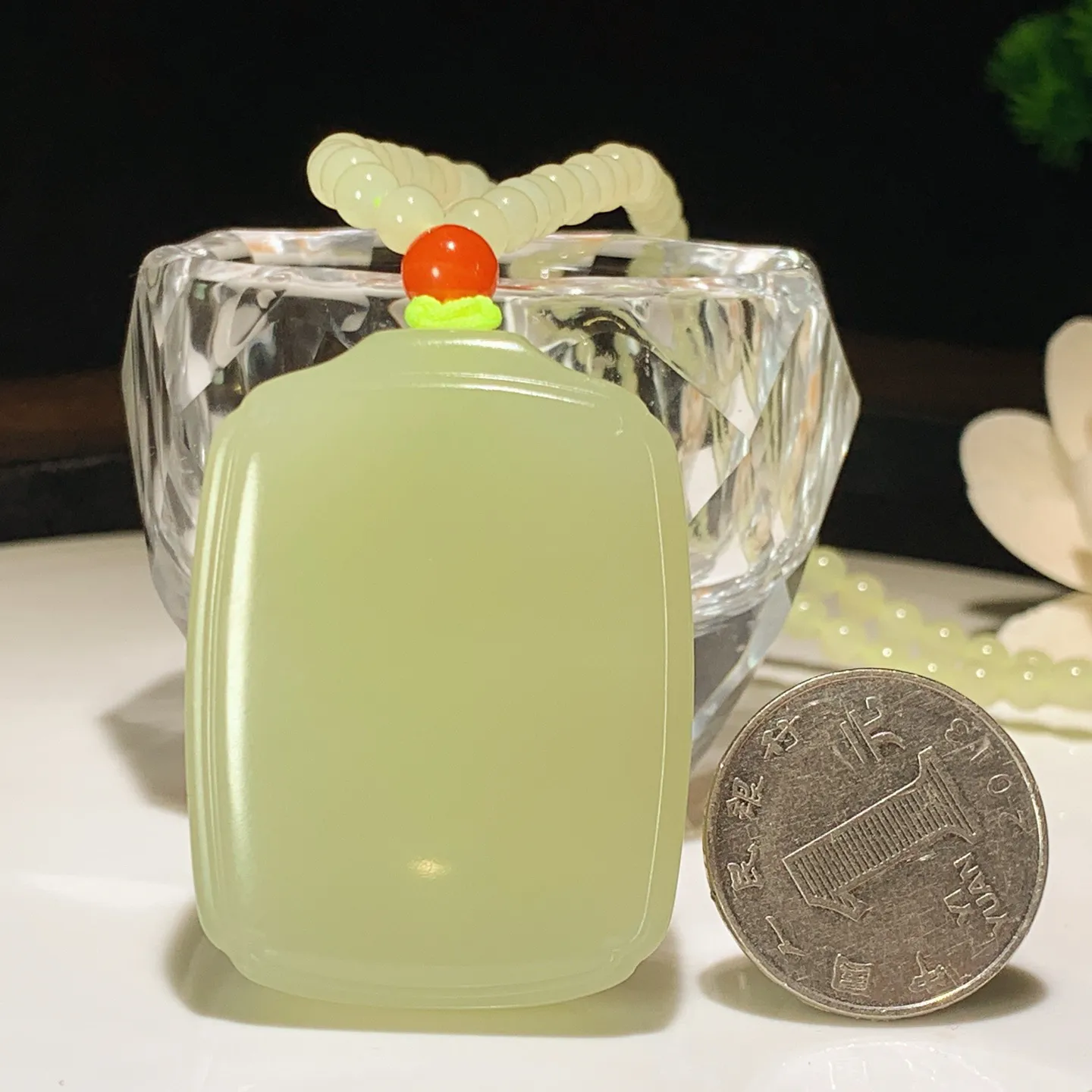 新疆若羌黄口料平安无事牌挂件。尺寸47/35/13重77.5克。玉质细腻油润。手推出油。佩戴高端典雅。lt251128