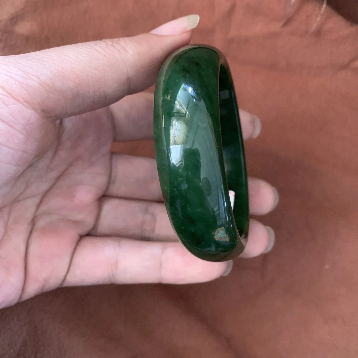 57圈口和田玉碧玉菠菜绿手镯【挽间柔情】，和田玉57圈口菠菜绿手镯，镯型古朴典雅。在诗情画意的雨巷相遇，你是我腕间的一抹风情，有你眸有深情.清风荡漾湖间静水，我愿俯身低眉，在烟波涟漪处寻