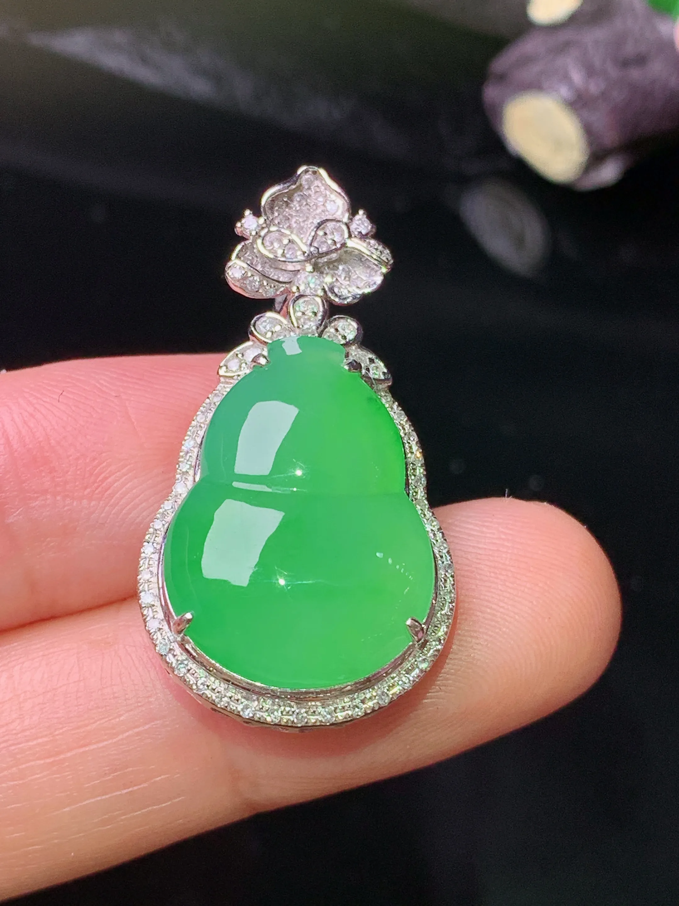 18k金钻镶嵌翠绿葫芦吊坠 玉质细腻 色泽清新艳丽 整体尺寸32.2*17.2*8.8