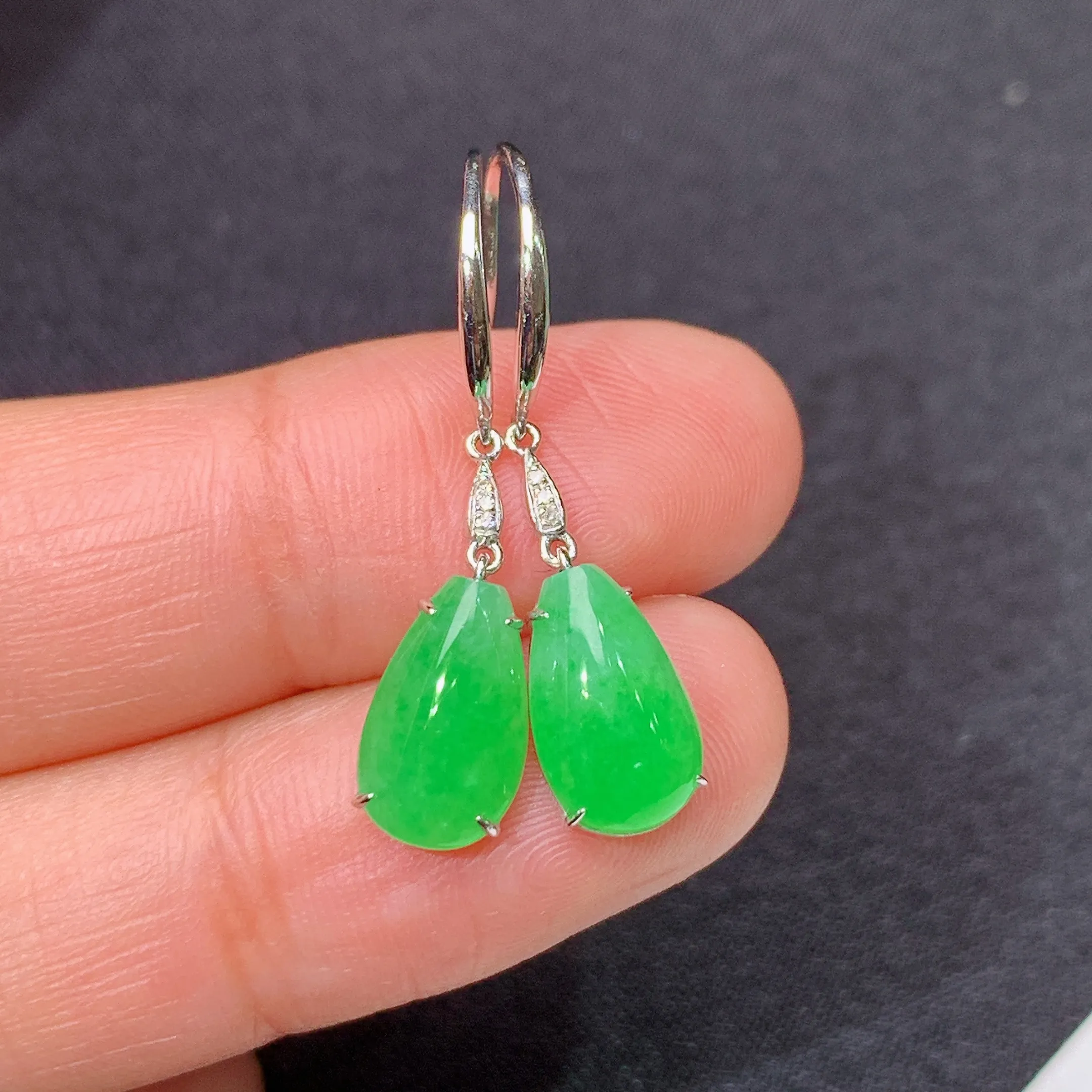 冰阳绿水滴耳坠，18k金镶嵌，简约时尚，冰润色阳，种水足，裸石尺寸10.5*6.3*3.2