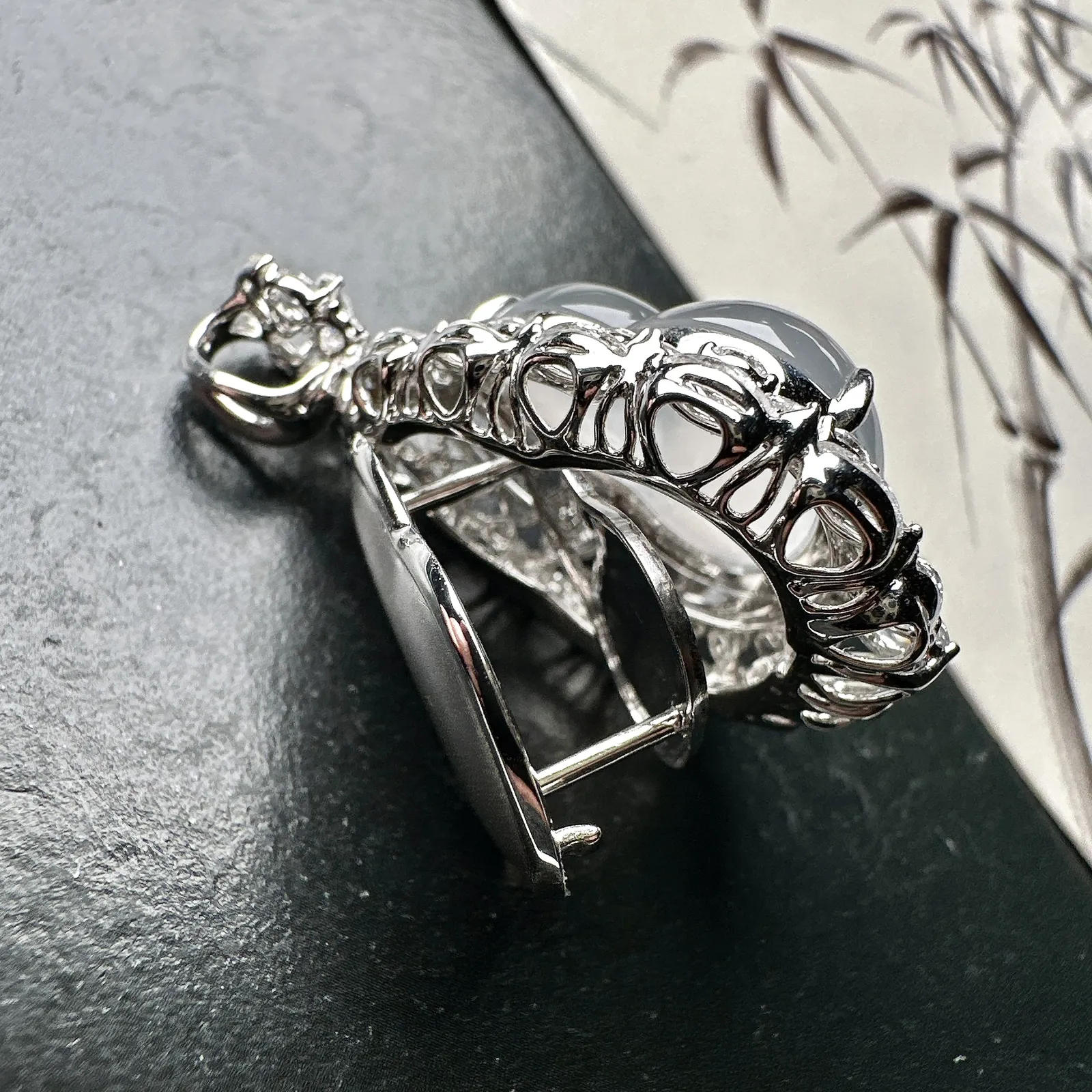 【冰种葫芦吊坠】质地细腻清爽，荧光感强烈，起刚光强烈，18K金钻镶嵌，裸石尺寸20.8*17.3*6.7毫米