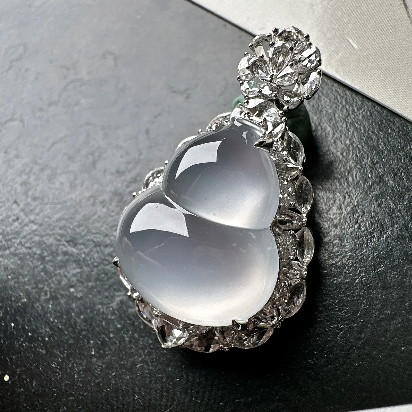 【冰种葫芦吊坠】质地细腻清爽，荧光感强烈，起刚光强烈，18K金钻镶嵌，裸石尺寸20.8*17.3*6.7毫米