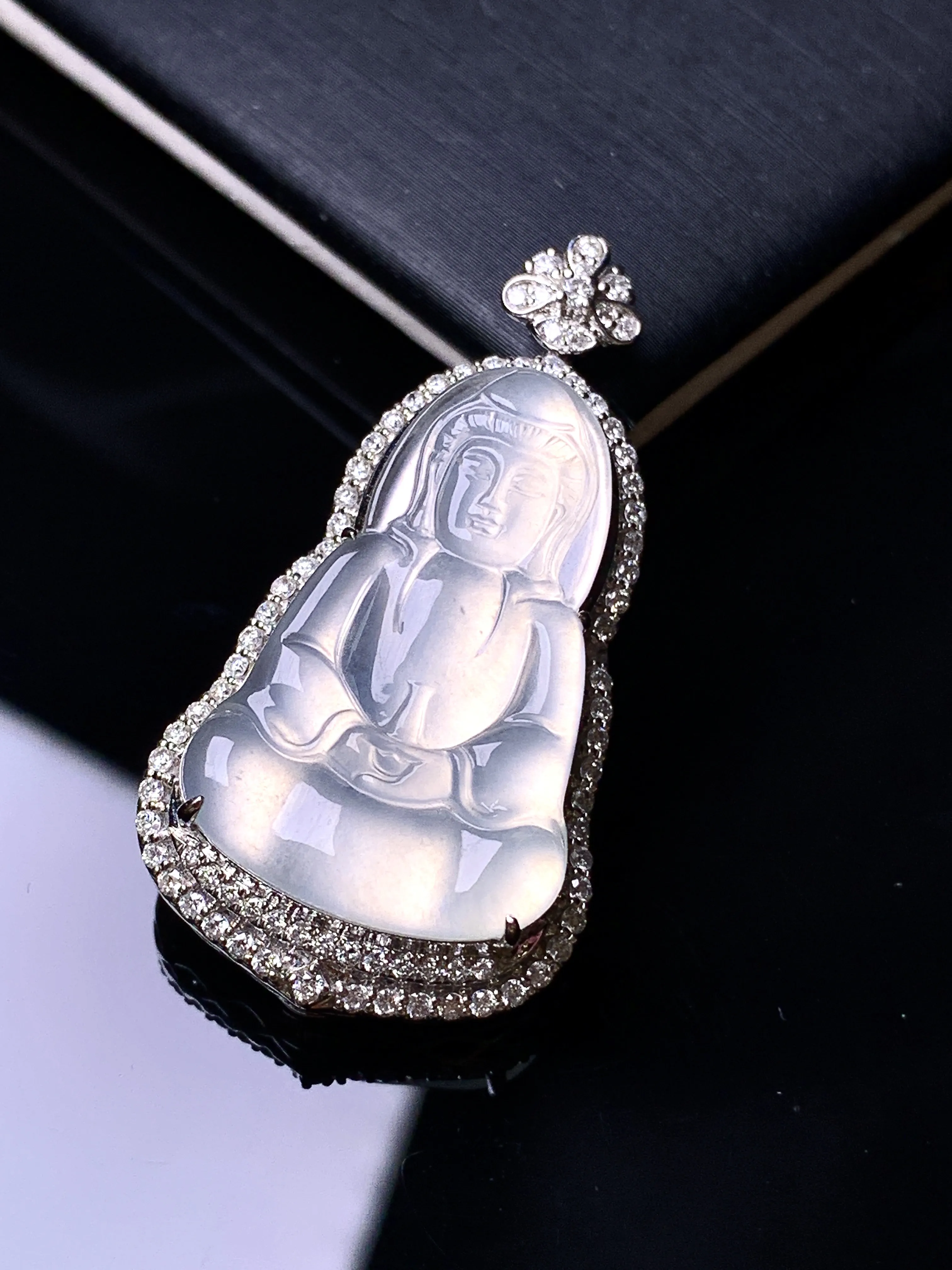 18k金钻镶嵌冰种观音菩萨吊坠 玉质细腻 色泽清新艳丽 整体尺寸38.2*20*9.8