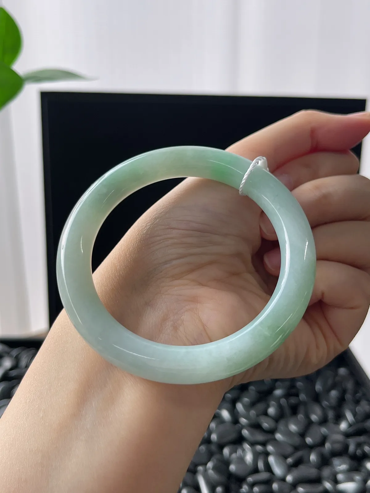 圆镯55圈口，翡翠糯化种浅绿色手镯