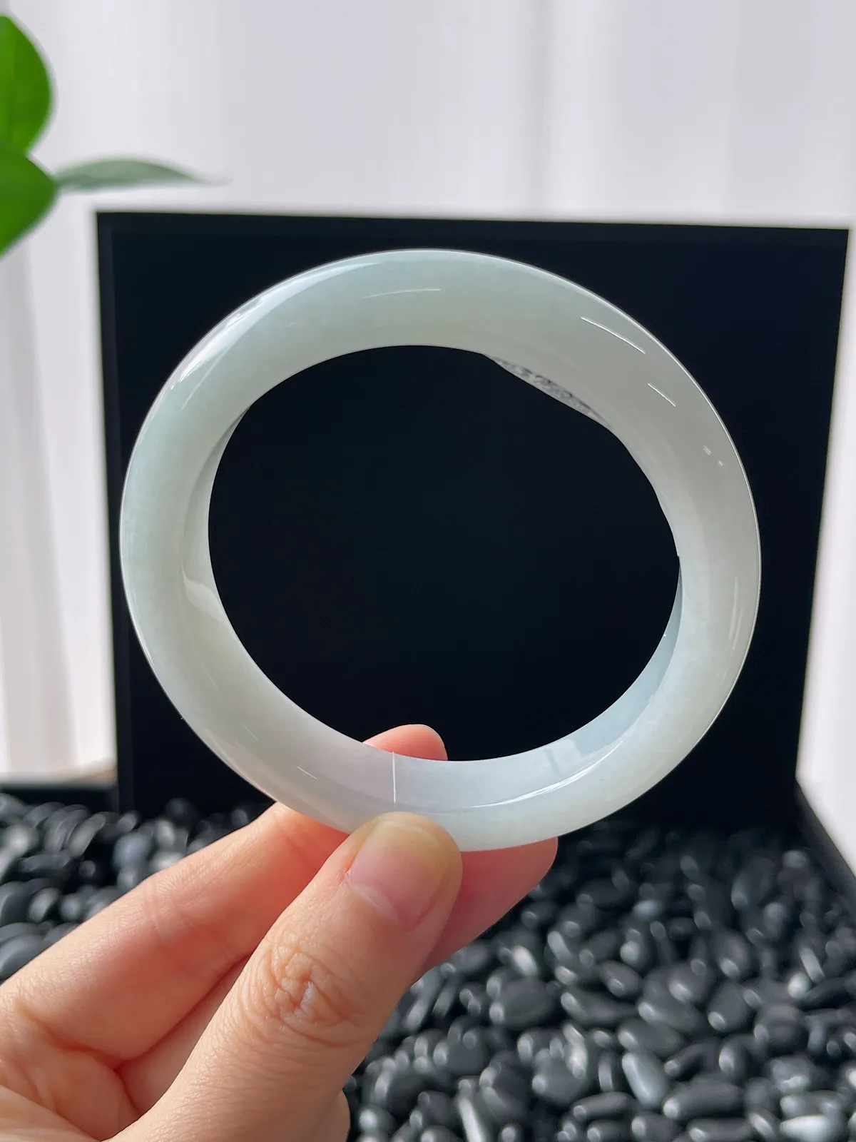 正圈56.4圈口，翡翠糯化种淡绿色手镯