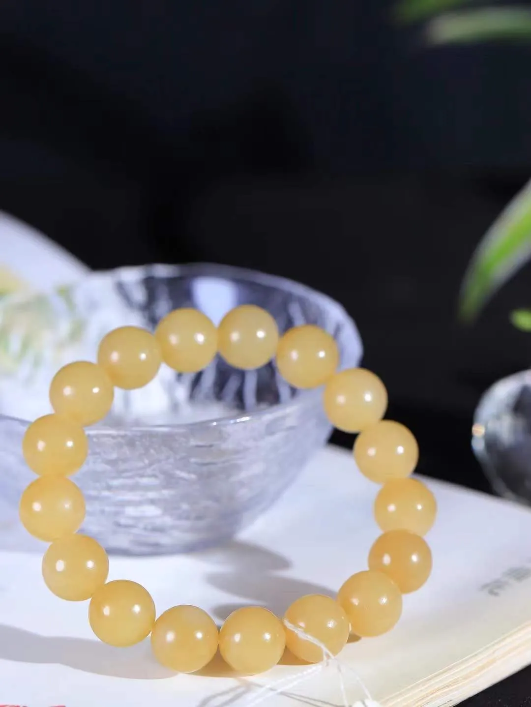 【珠圆玉润.手串】

精品和田玉糖白玉珠圆玉润手串 玉质温润细腻  整串打磨圆润，佩戴舒适。珠珠落玉盘，间关莺语花底滑，一生美好时光，无论身在何处，都有它相伴相守。事事顺遂，幸福美满，吉祥如意。重44.2克   尺寸取一12mm   FDL-311143086