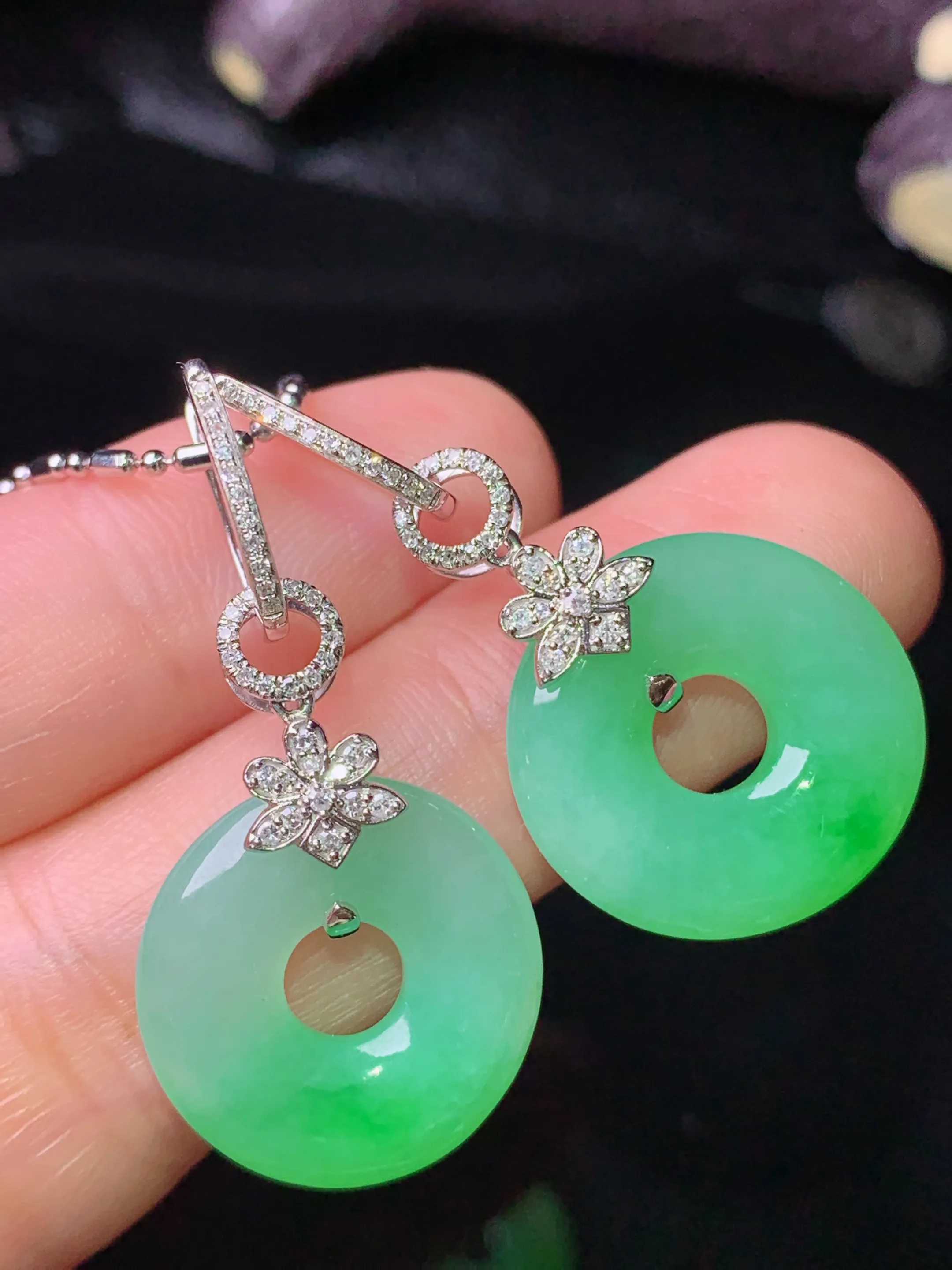 18k金钻镶嵌翠绿平安环耳坠 玉质细腻 色泽清新艳丽 整体尺寸34.5*17.5*4