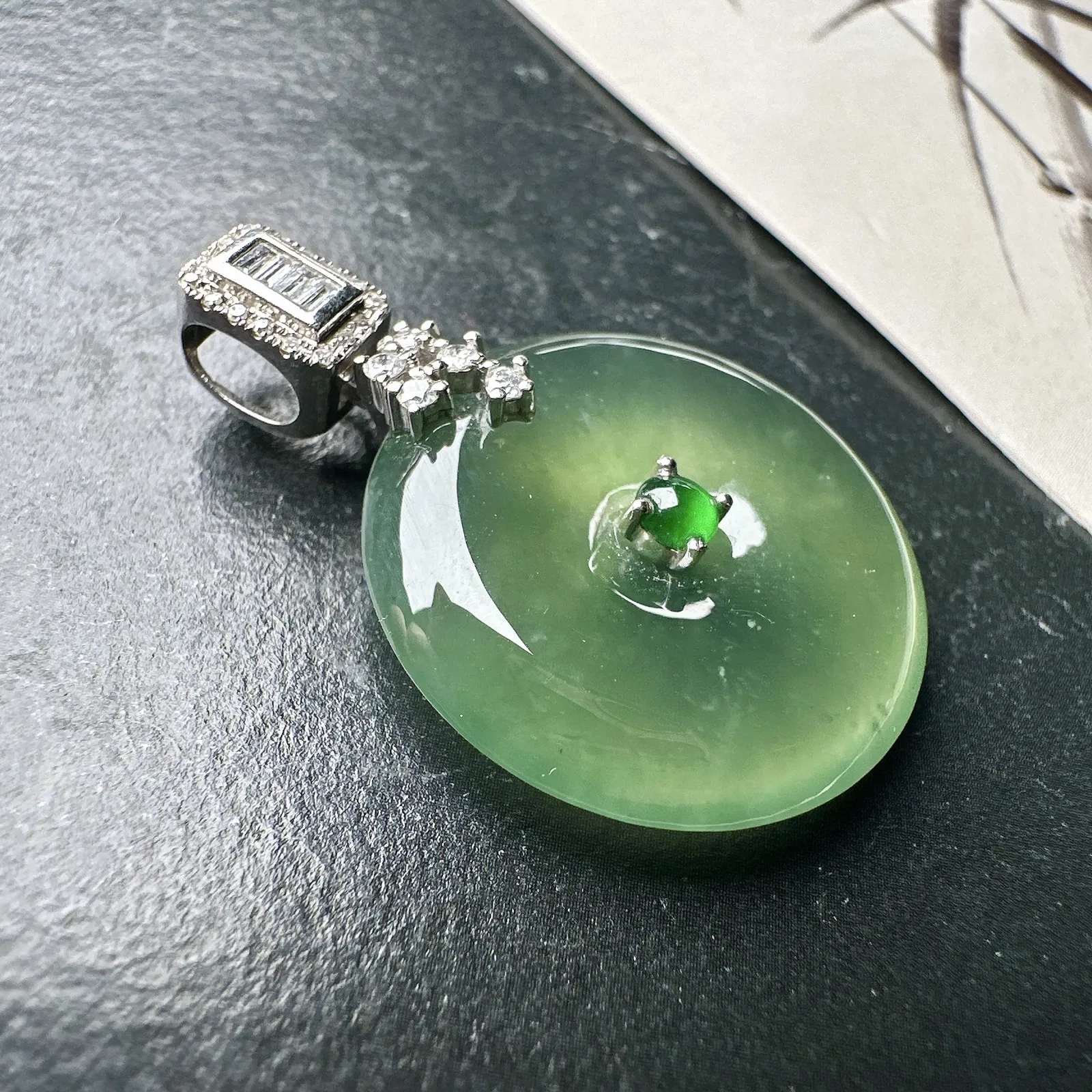 【冰种橄榄绿平安扣】质地细腻，品质很好，冰感十足，胶感明显，收藏品质。18k金钻镶嵌，裸石尺寸21.4*4.8毫米