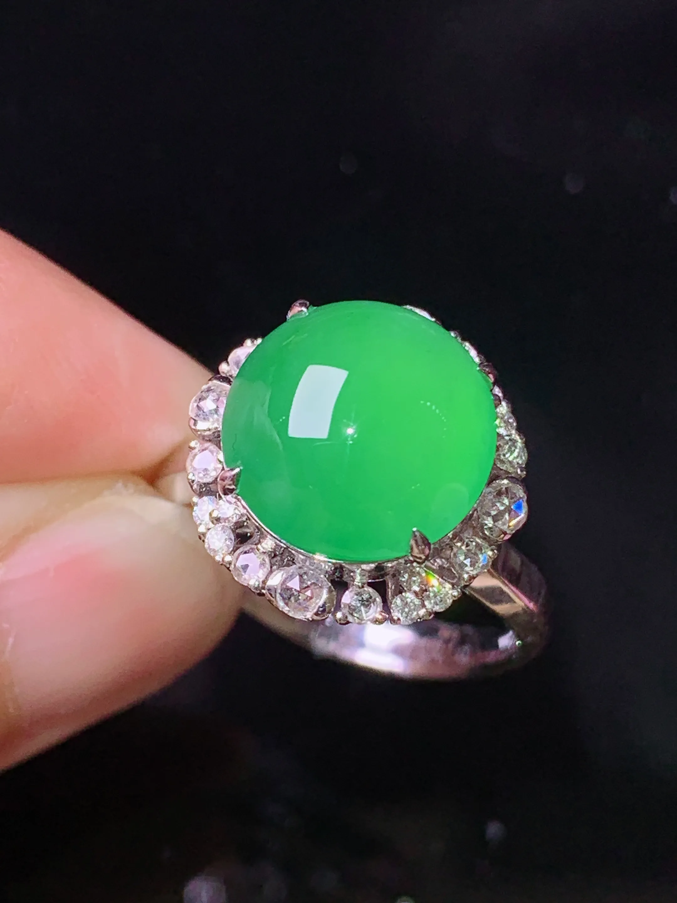 18k金钻镶嵌满绿蛋面戒指 玉质细腻 色泽清新艳丽 圈口13.5 整体尺寸14.8*12