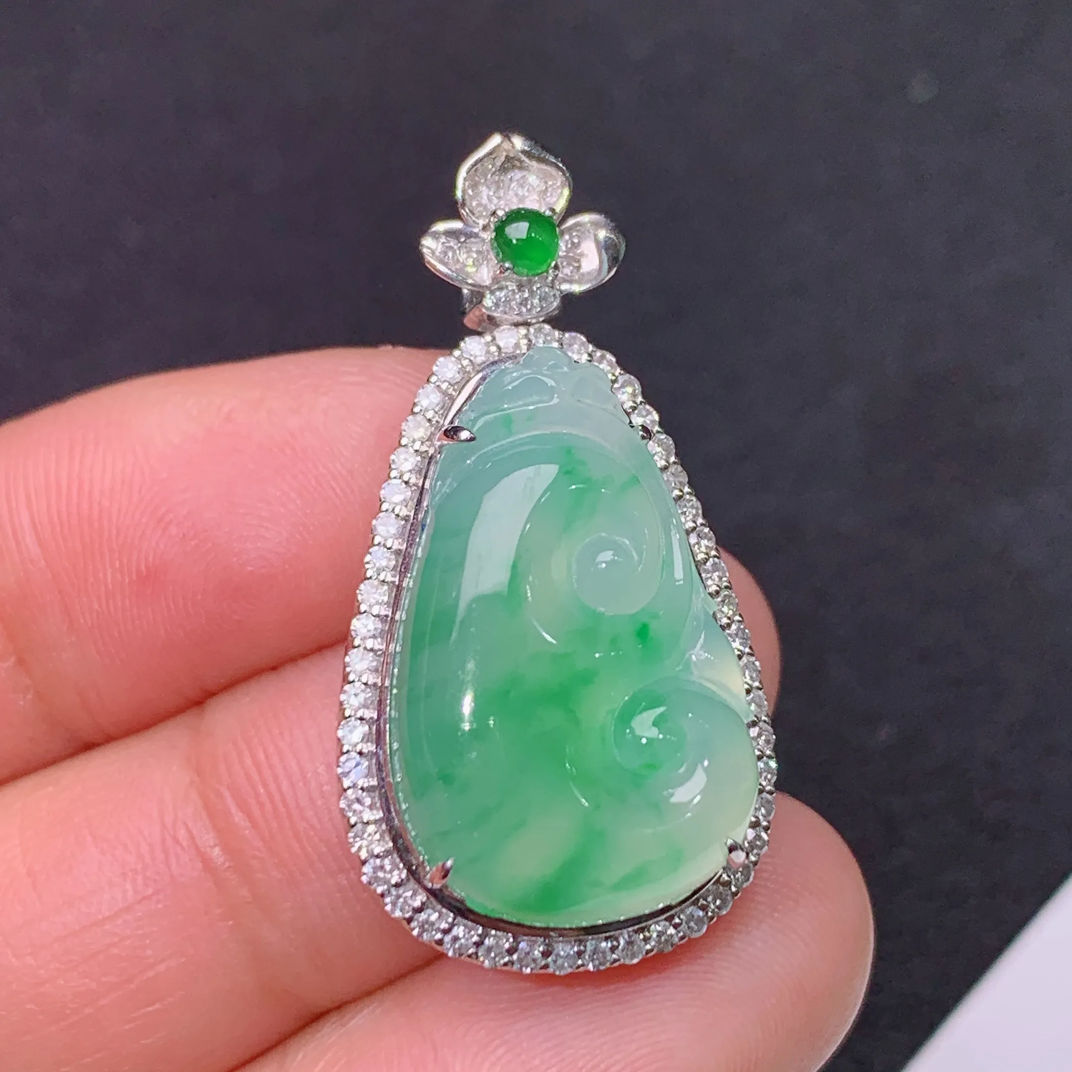 冰飘绿如意吊坠，18k金镶嵌，冰润色阳，玉质细腻，种水足，整体尺寸31.7*16.5*9.7