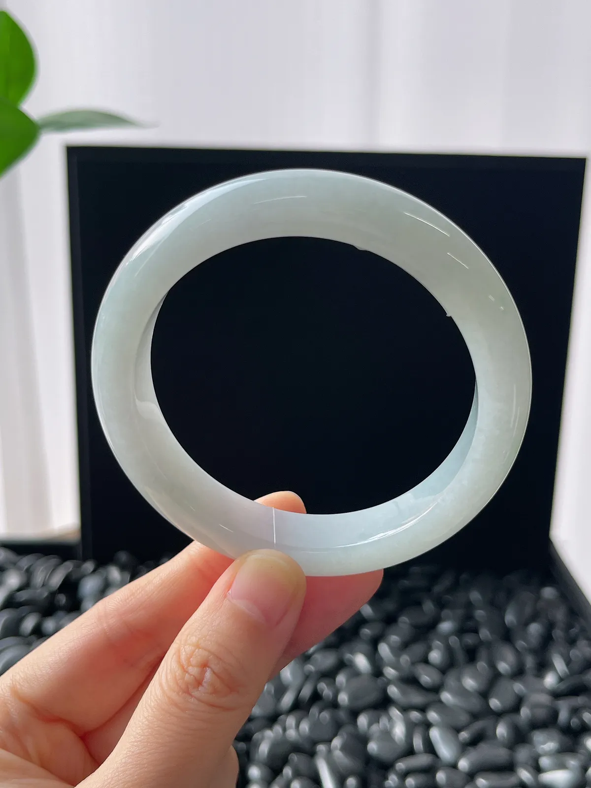 正圈56.4圈口，翡翠糯化种淡绿色手镯