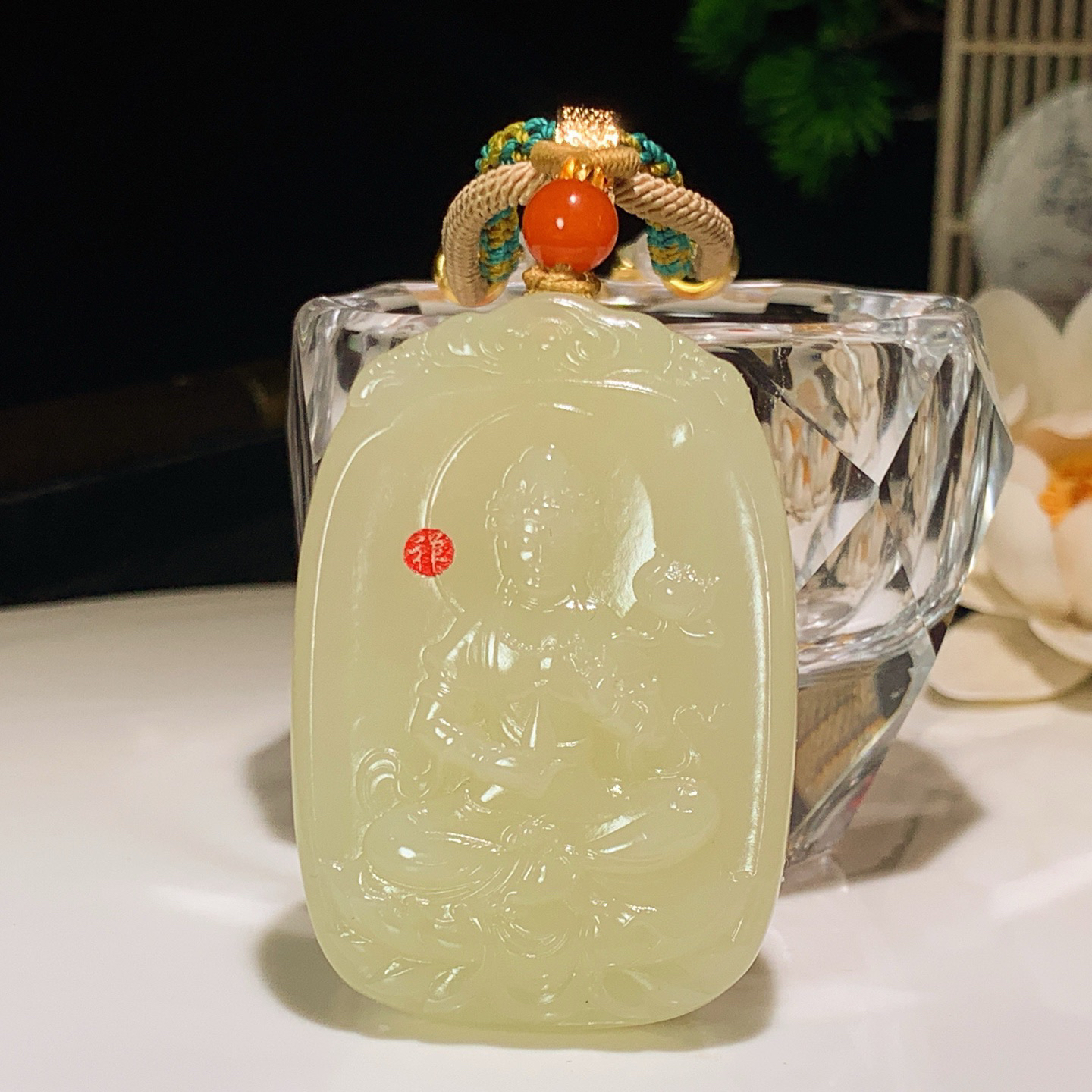 新疆若羌黄口料坐莲观音牌挂件。尺寸53/37/10重46.6克。玉质细腻油润。手推出油。佩戴高端典雅