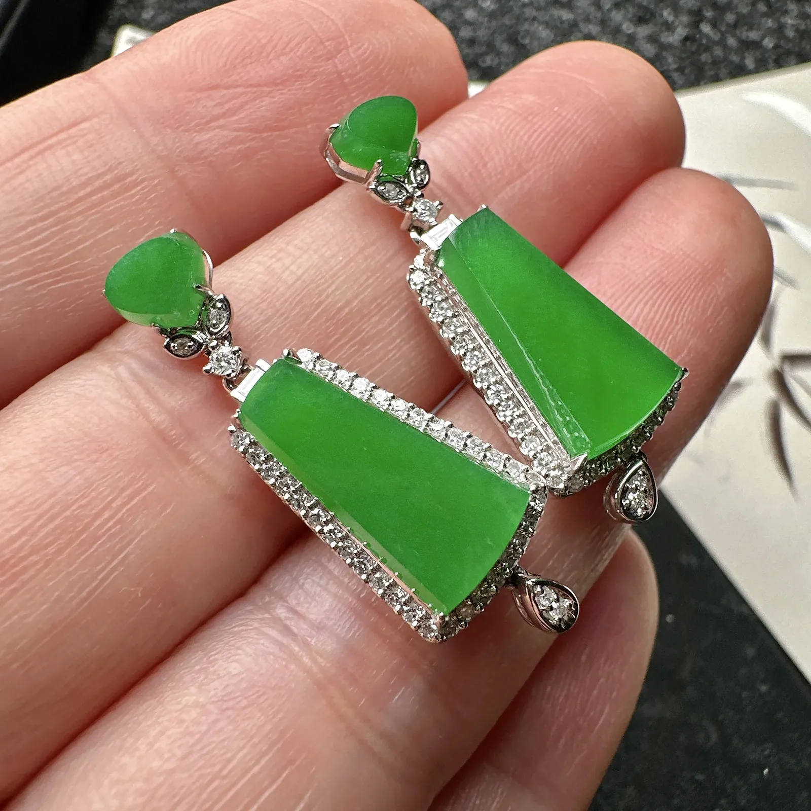 【冰种满绿无事牌耳坠】种水上乘，通透闪亮，晶莹剔透。18K金钻镶嵌，裸石尺寸14.3*8.4*2.8毫米