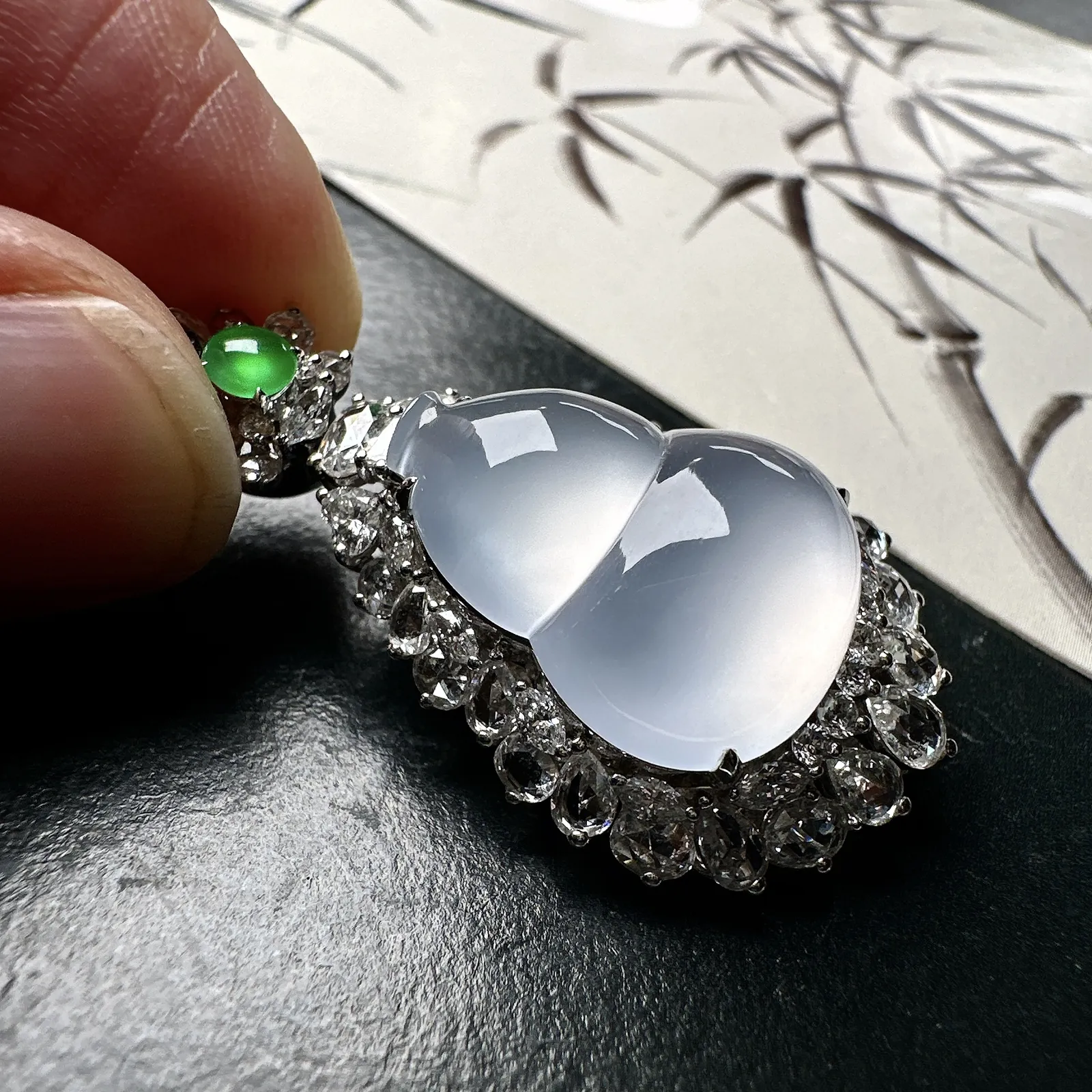 【冰种葫芦吊坠】质地细腻清爽，荧光感强烈，起刚光强烈，18K金钻镶嵌，裸石尺寸19.8*15.3*6.1毫米