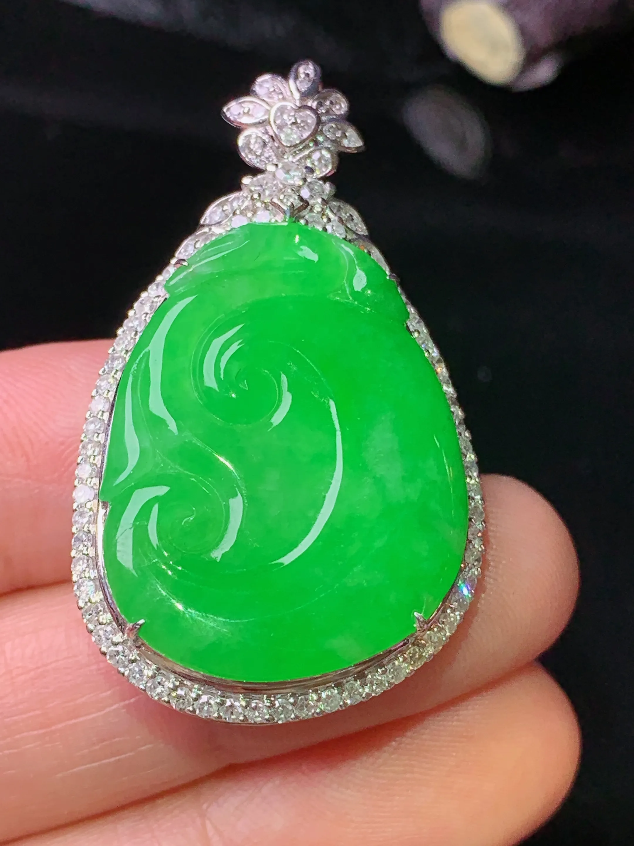 18k金钻镶嵌翠绿如意吊坠 玉质细腻 色泽清新艳丽 整体尺寸40*23.5*9.5