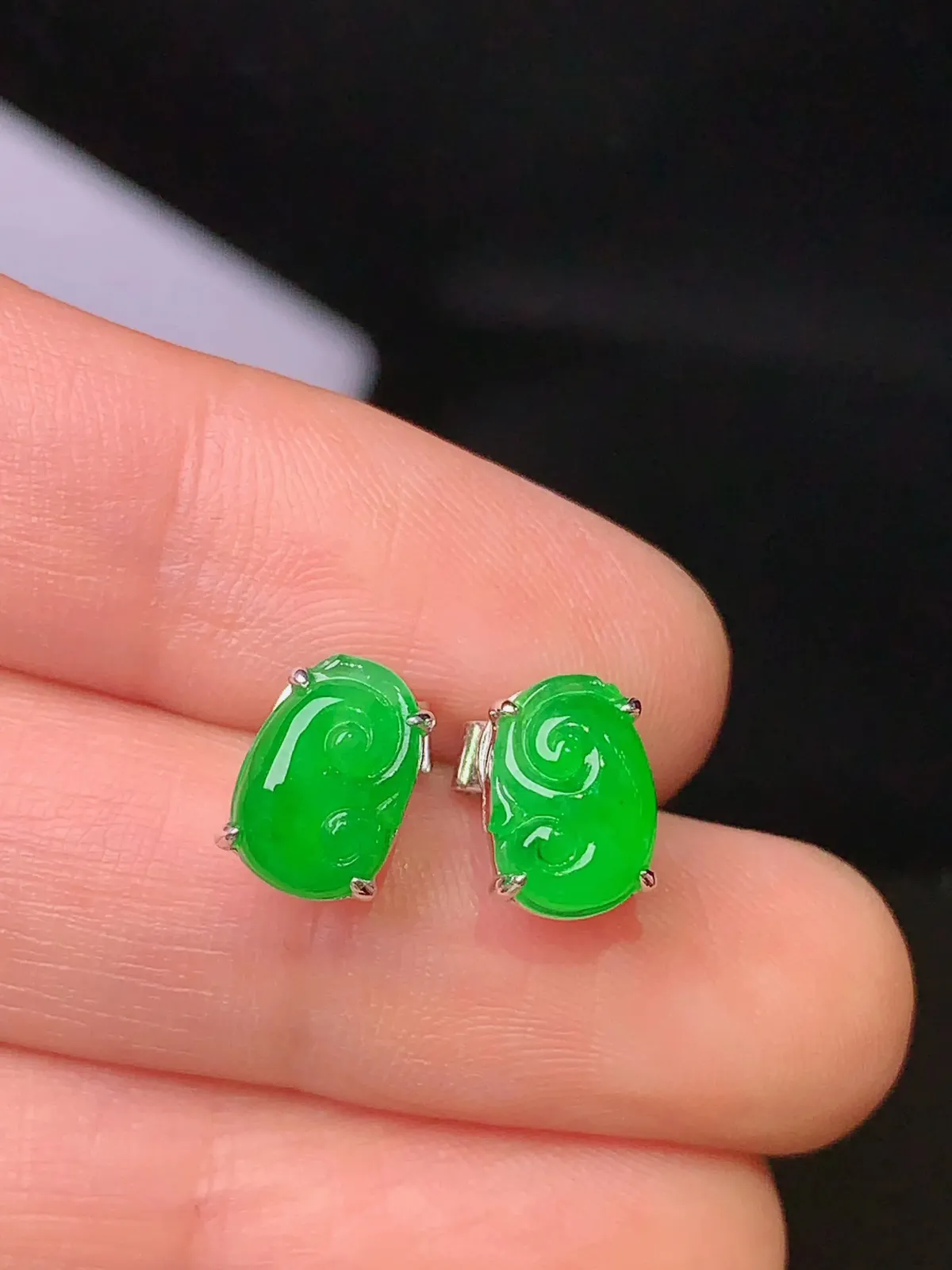 18k金镶嵌满绿如意耳钉 玉质细腻 色泽清新艳丽 整体尺寸8.8*6.2*4.2