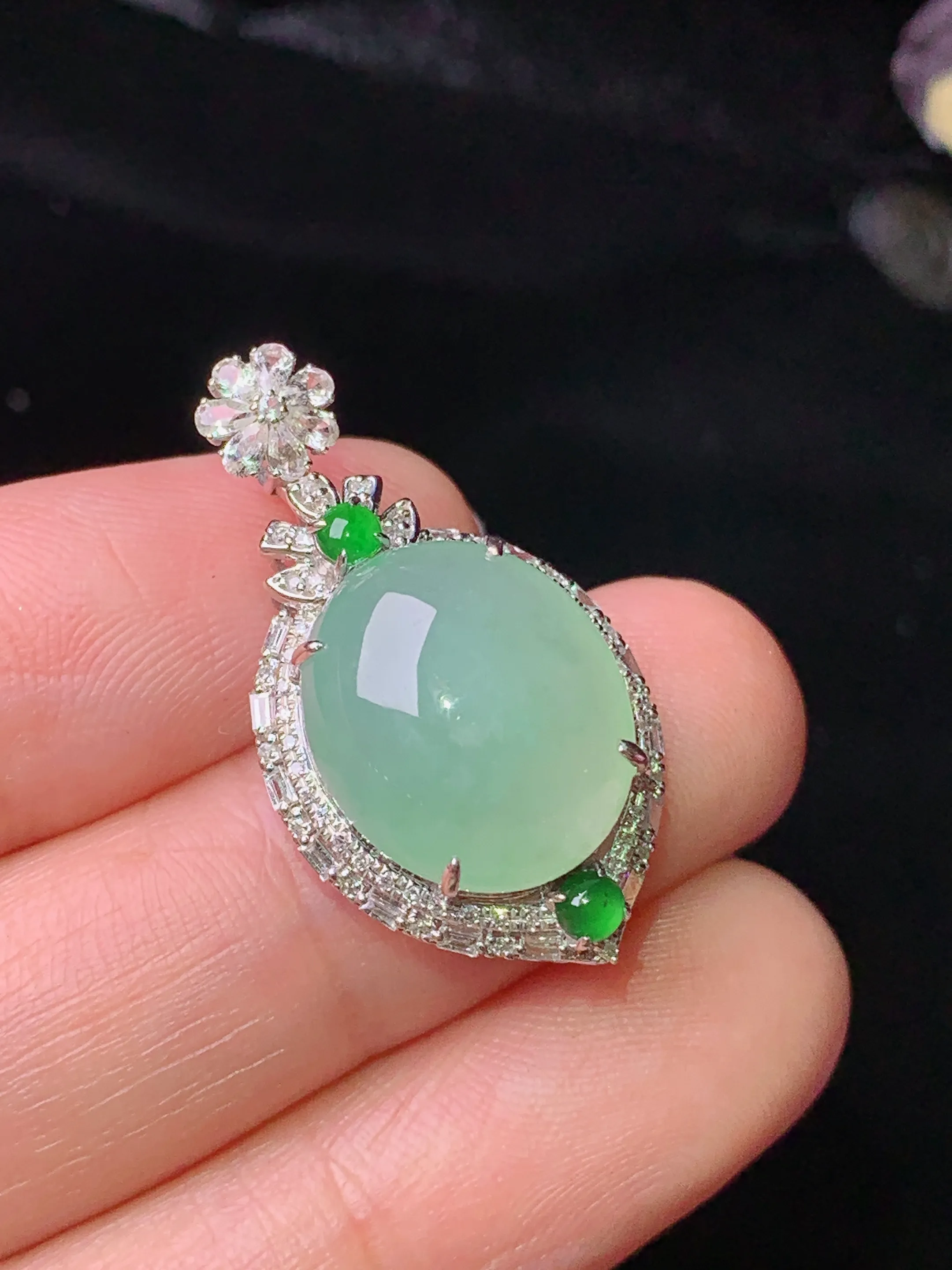 18k金钻镶嵌浅绿蛋面吊坠 玉质细腻 色泽清新艳丽 整体尺寸28*15.6*9.2