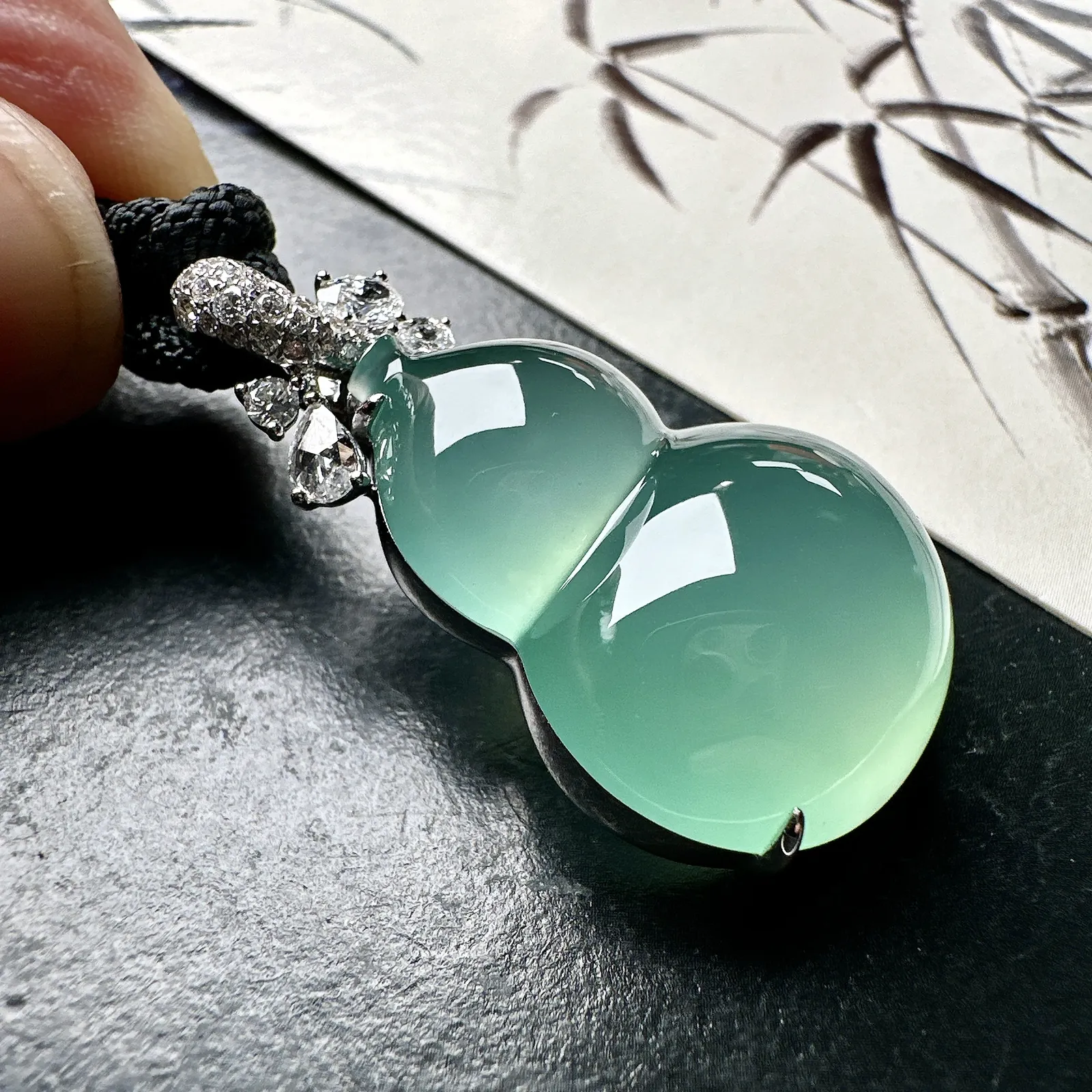 【冰种晴绿葫芦吊坠】质地细腻，冰润起光，胶感强烈，冰感明显，18K金钻精美镶嵌，裸石尺寸28.6*20.7*10.4毫米