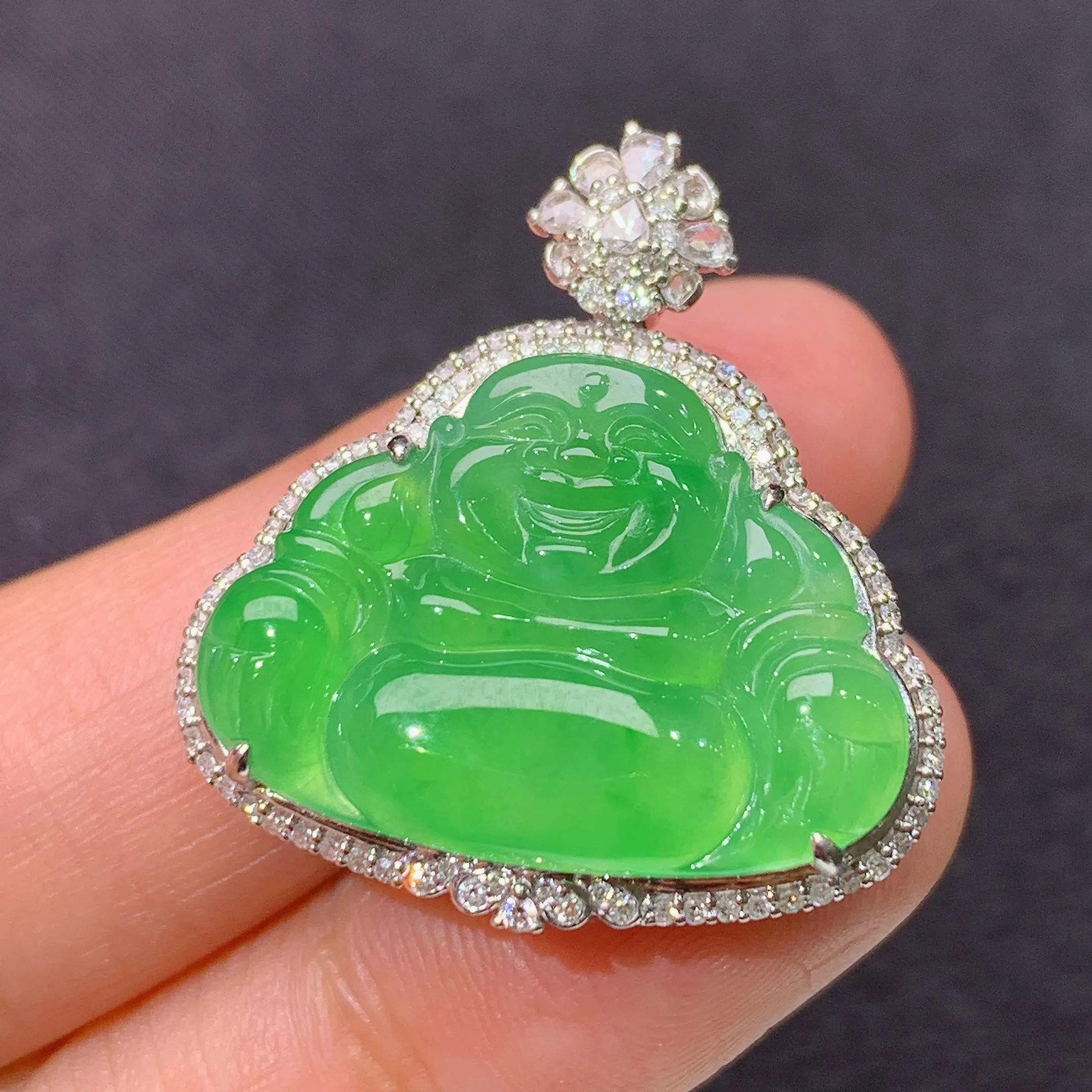 冰阳绿笑佛吊坠，18k金镶嵌，冰润色阳，品相好，种水足，整体尺寸27.9*26.1*8.9