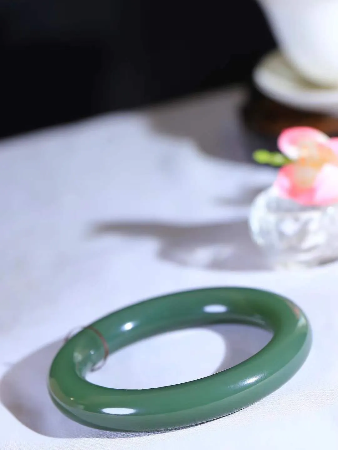 【碧色荡漾·手镯】

收藏级️和田玉碧玉圆条手镯，玉质细腻温润，手感舒适，️线条流畅，简约大