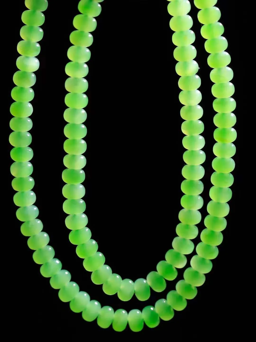 （算盘珠.项链）

收藏级臻品和田玉碧玉算盘珠项链，玉质细腻油润 饱满光滑 质朴无华，悠远简单，人心境界远，百世修炼深，心灵常驻善意持，觉悟人生百世修。重28.8克   尺寸取一3.9-6mm   FDA-771103047