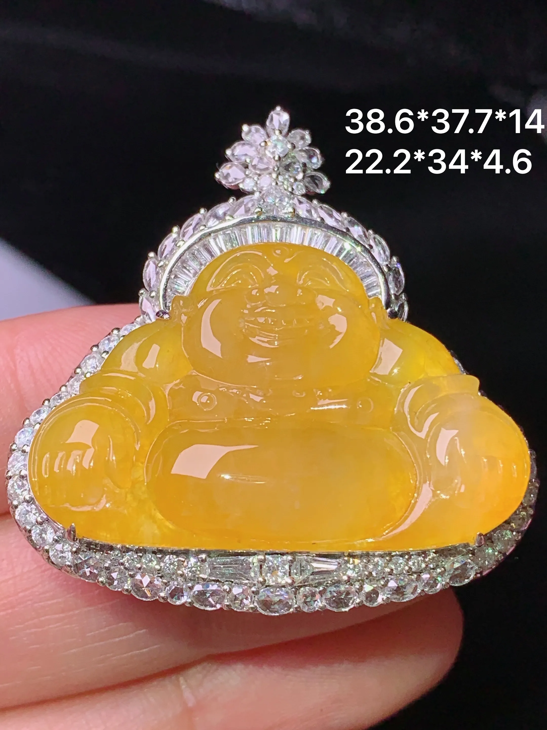 18k金钻镶嵌黄翡佛公吊坠 玉质细腻 色泽清新艳丽 整体尺寸38.6*37.7*14