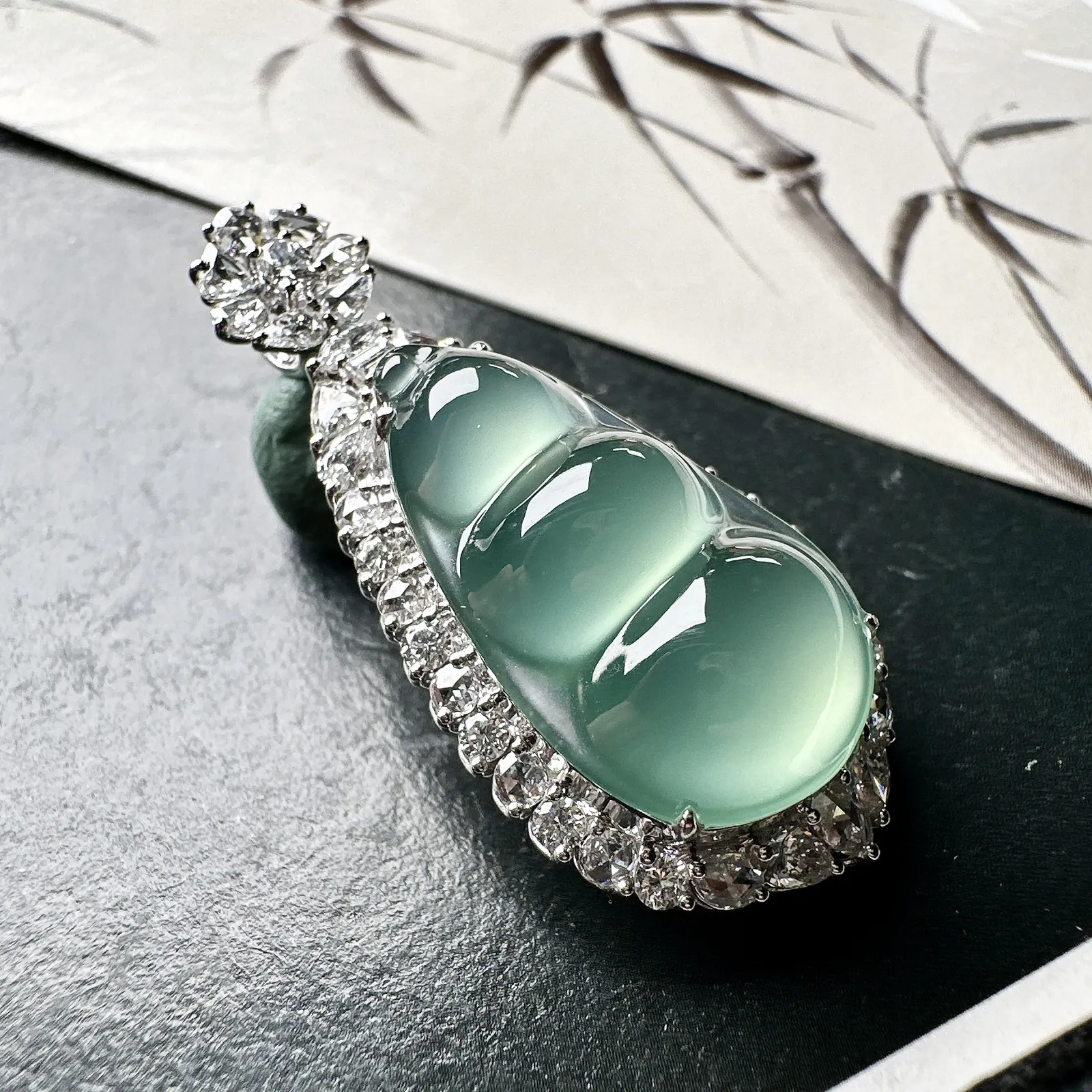 【玻璃种晴蓝福豆吊坠】起钢光，种地上乘，冰感十足，通透起光，饱满圆润，收藏品质，18k金钻镶嵌，裸石尺寸23.9*13.9*6.2毫米