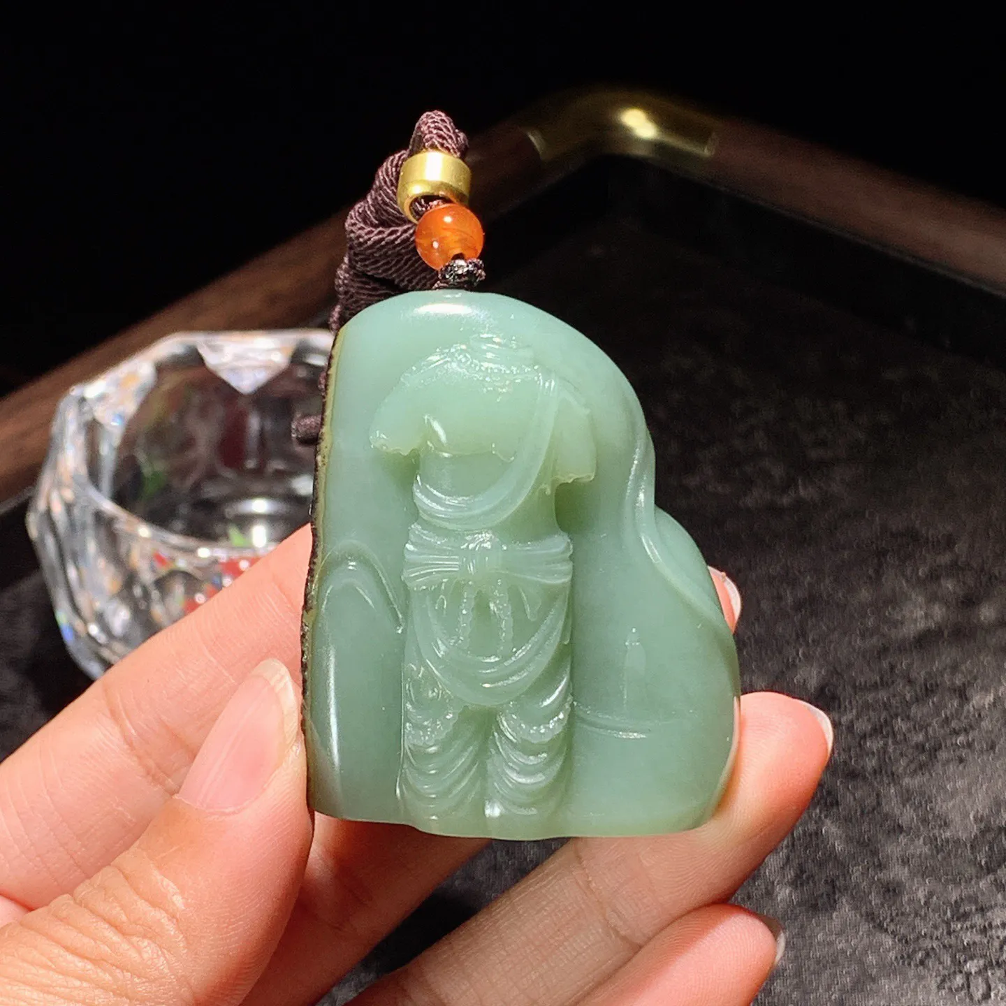 和田玉粉青黑皮碧玉籽料敦煌残影挂件。尺寸48/40/20重66克。玉质细腻油润。手推出油。佩戴高端典雅。lt251128