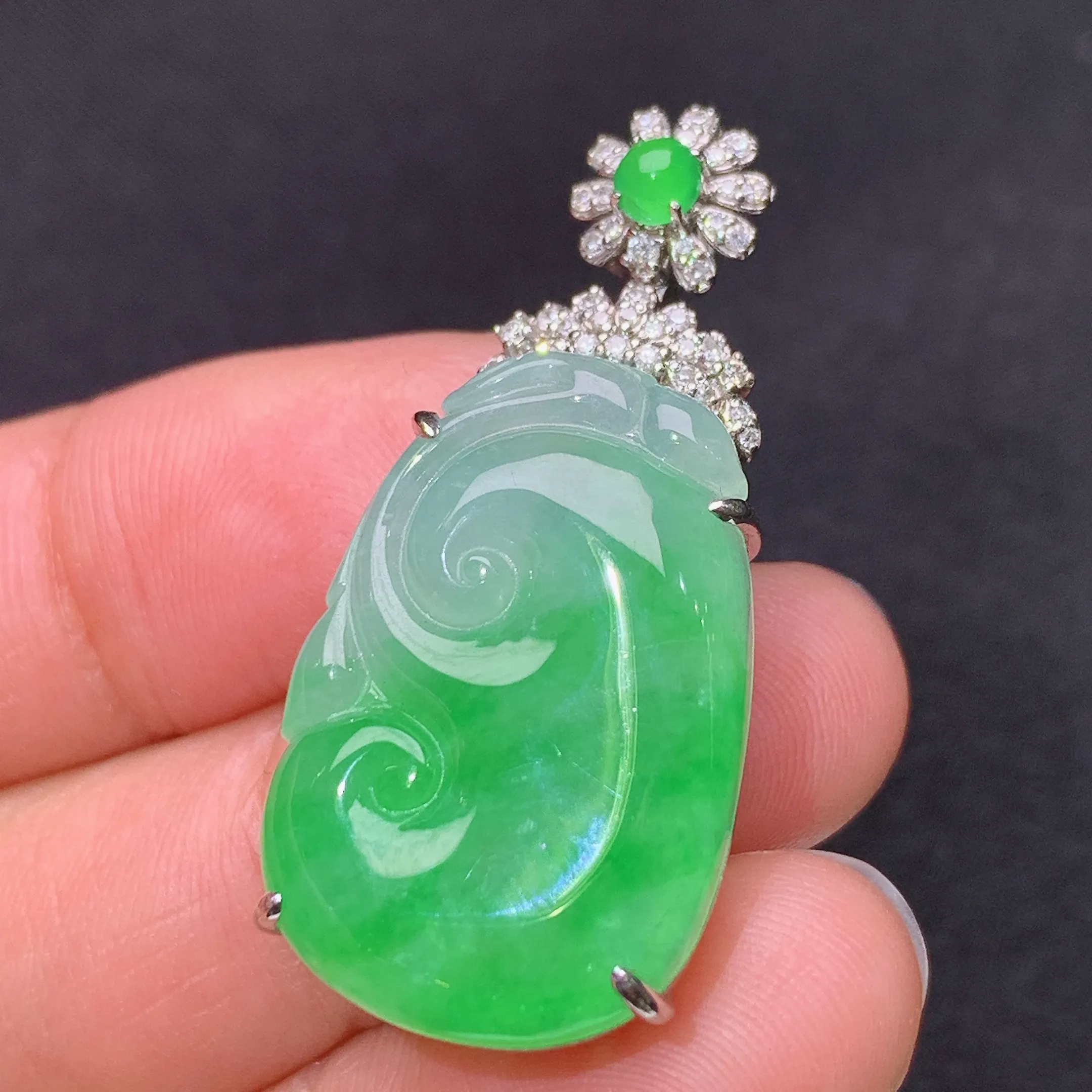 冰飘绿如意吊坠，18k金镶嵌，冰润色阳，玉质细腻，种水足，整体尺寸35.1*16.4*7.9