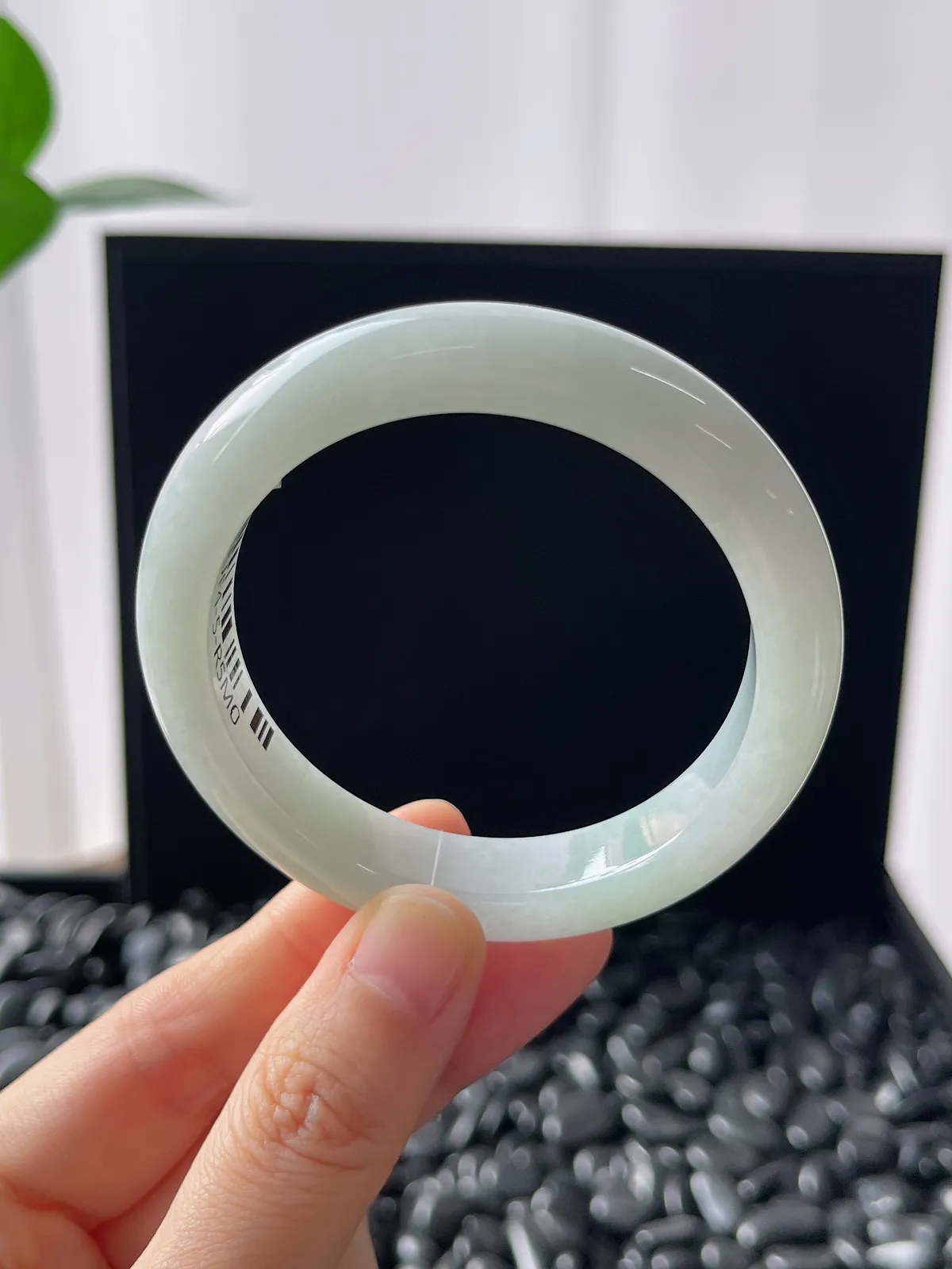 正圈51.7圈口，翡翠糯化种淡绿色手镯