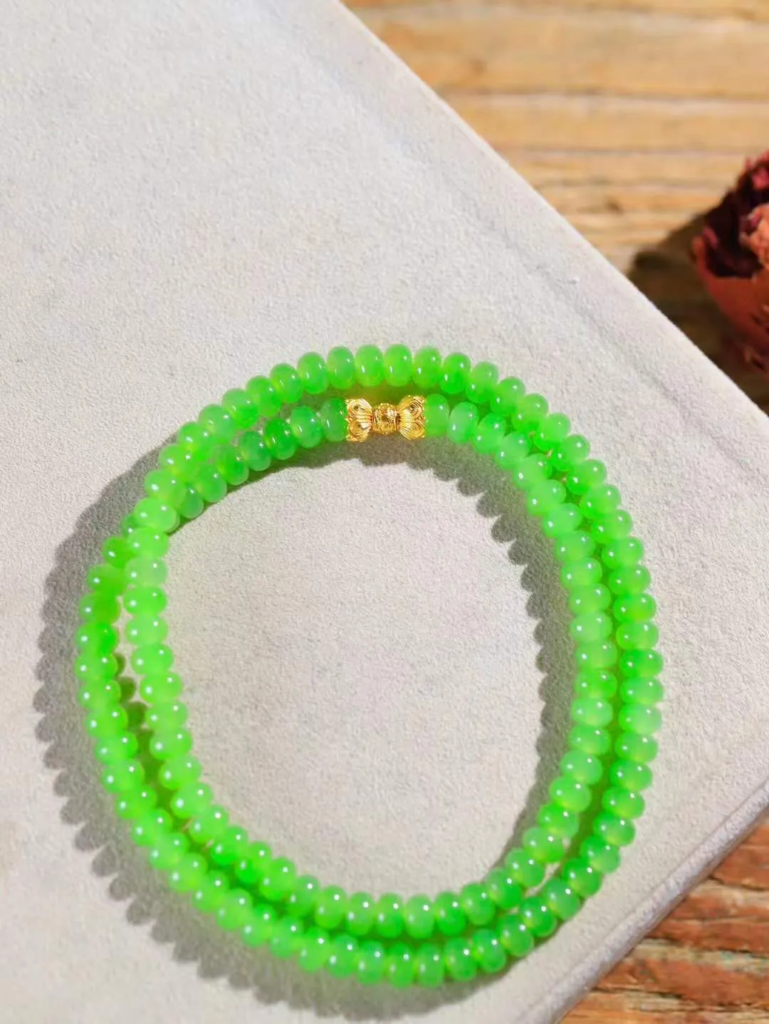 （算盘珠.项链）

收藏级臻品和田玉碧玉算盘珠项链，玉质细腻油润 饱满光滑 质朴无华，悠远简单，人心境界远，百世修炼深，心灵常驻善意持，觉悟人生百世修。重28.8克   尺寸取一3.9-6mm   FDA-771103047