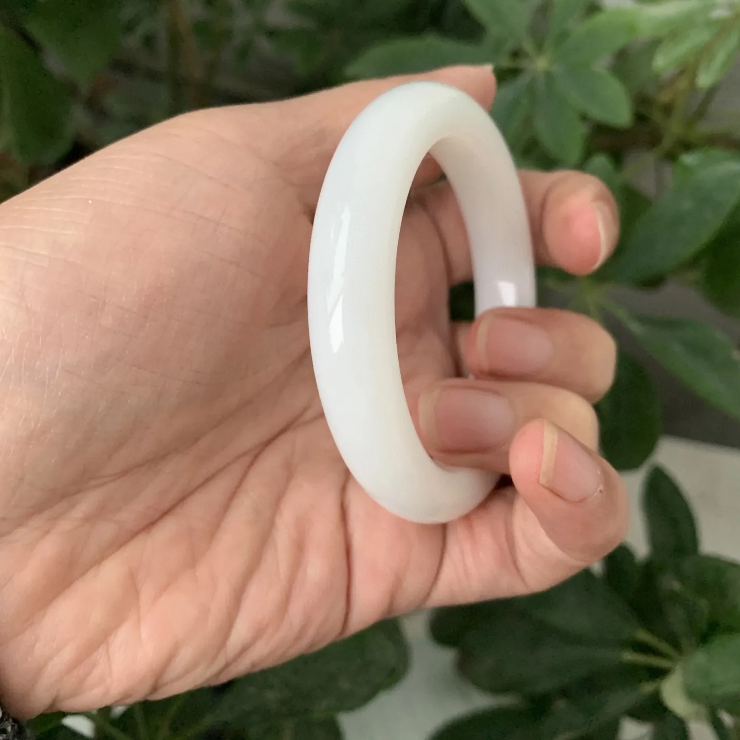 55圈口和田玉羊脂白手镯【挽间柔情】，和田玉55圈白玉手镯，镯型古朴典雅。在诗情画意的雨巷相遇，你是