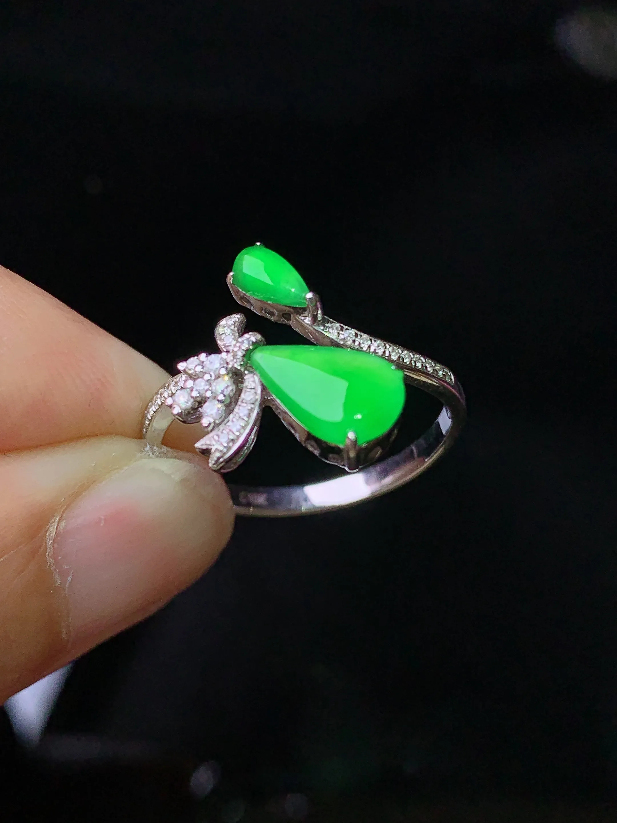 18k金钻镶嵌翠绿水滴戒指 玉质细腻 色泽清新艳丽 圈口14 裸石尺寸8*5.6*2