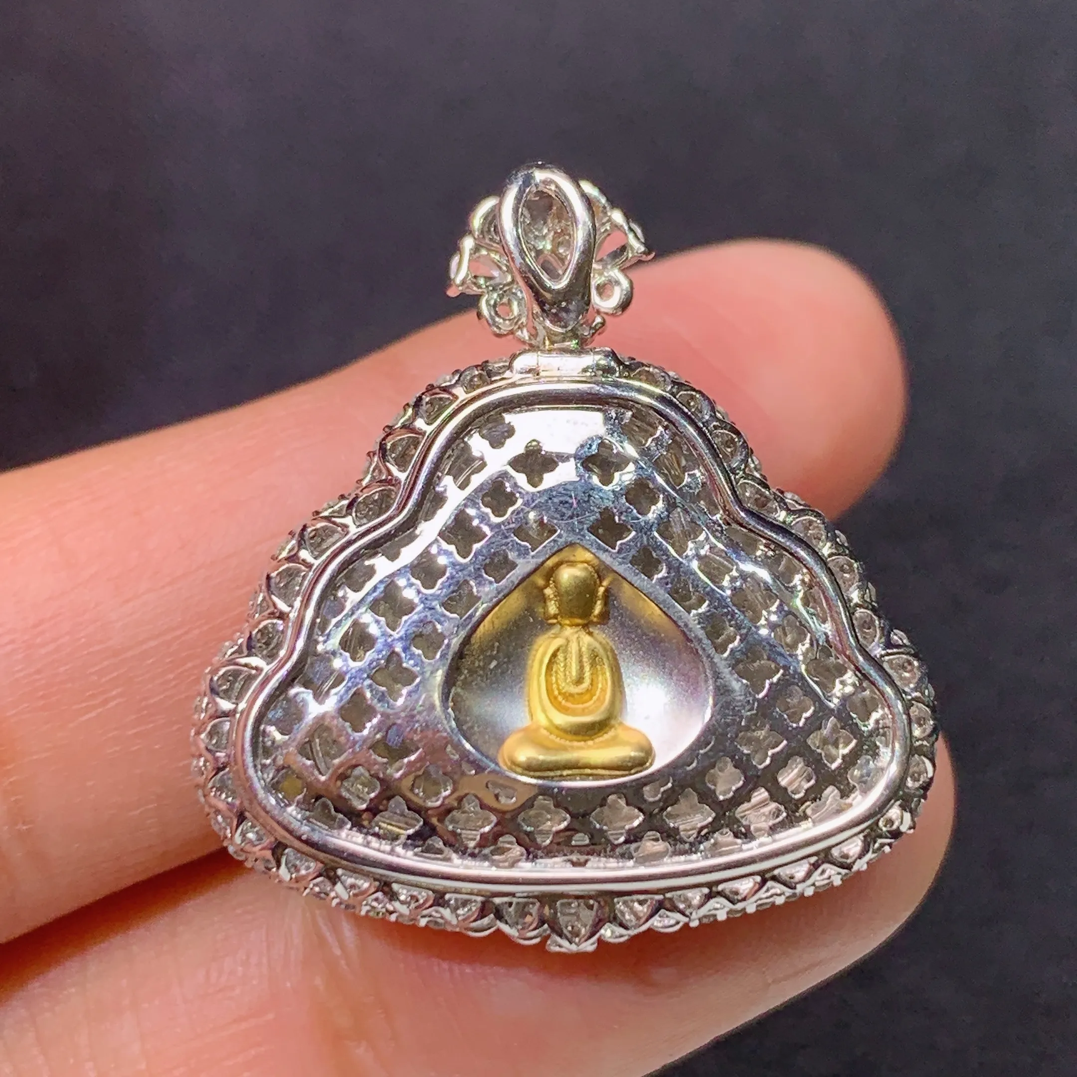 冰阳绿笑佛吊坠，18k金镶嵌，冰润色阳，品相好，种水足，整体尺寸27.9*26.1*8.9