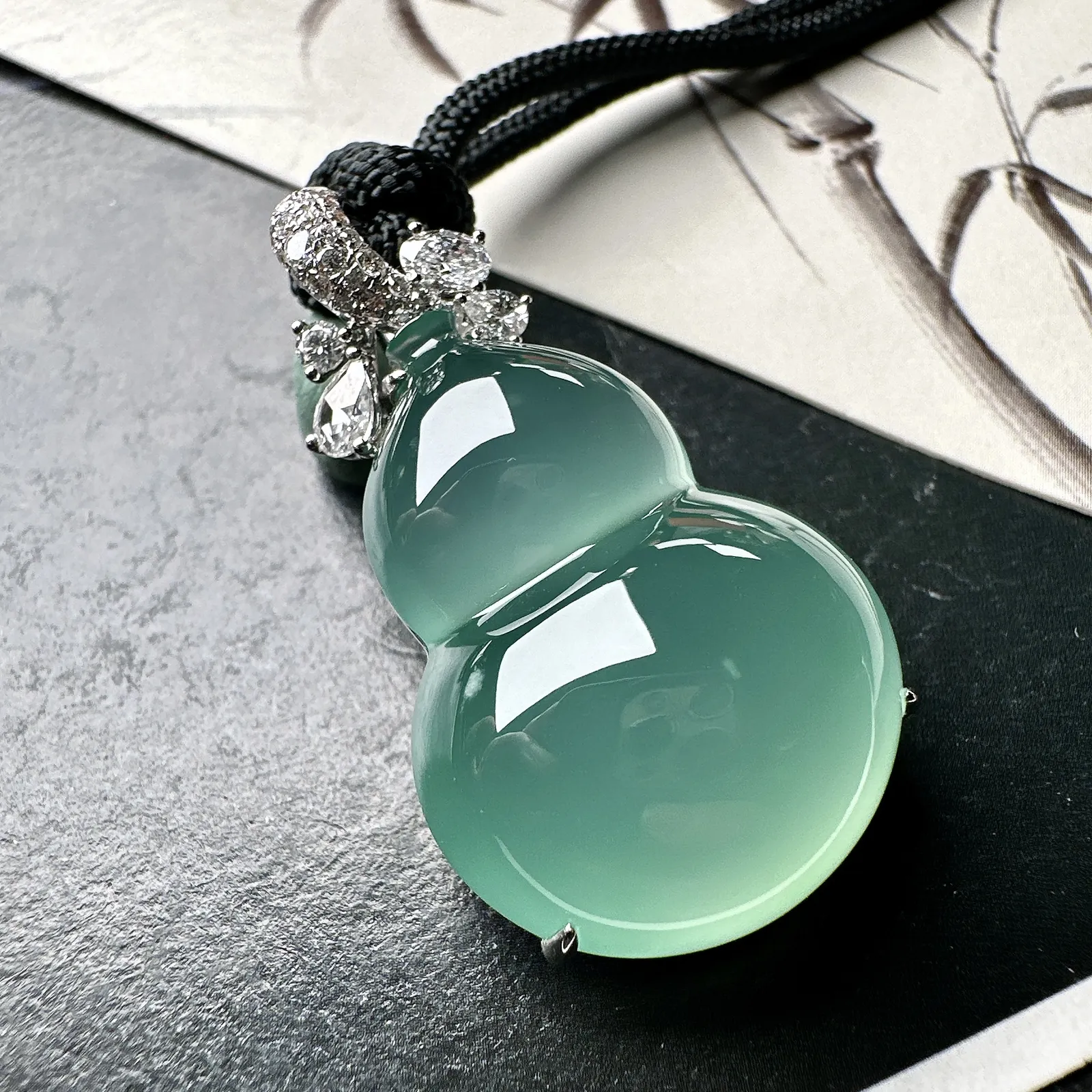 【冰种晴绿葫芦吊坠】质地细腻，冰润起光，胶感强烈，冰感明显，18K金钻精美镶嵌，裸石尺寸28.6*20.7*10.4毫米