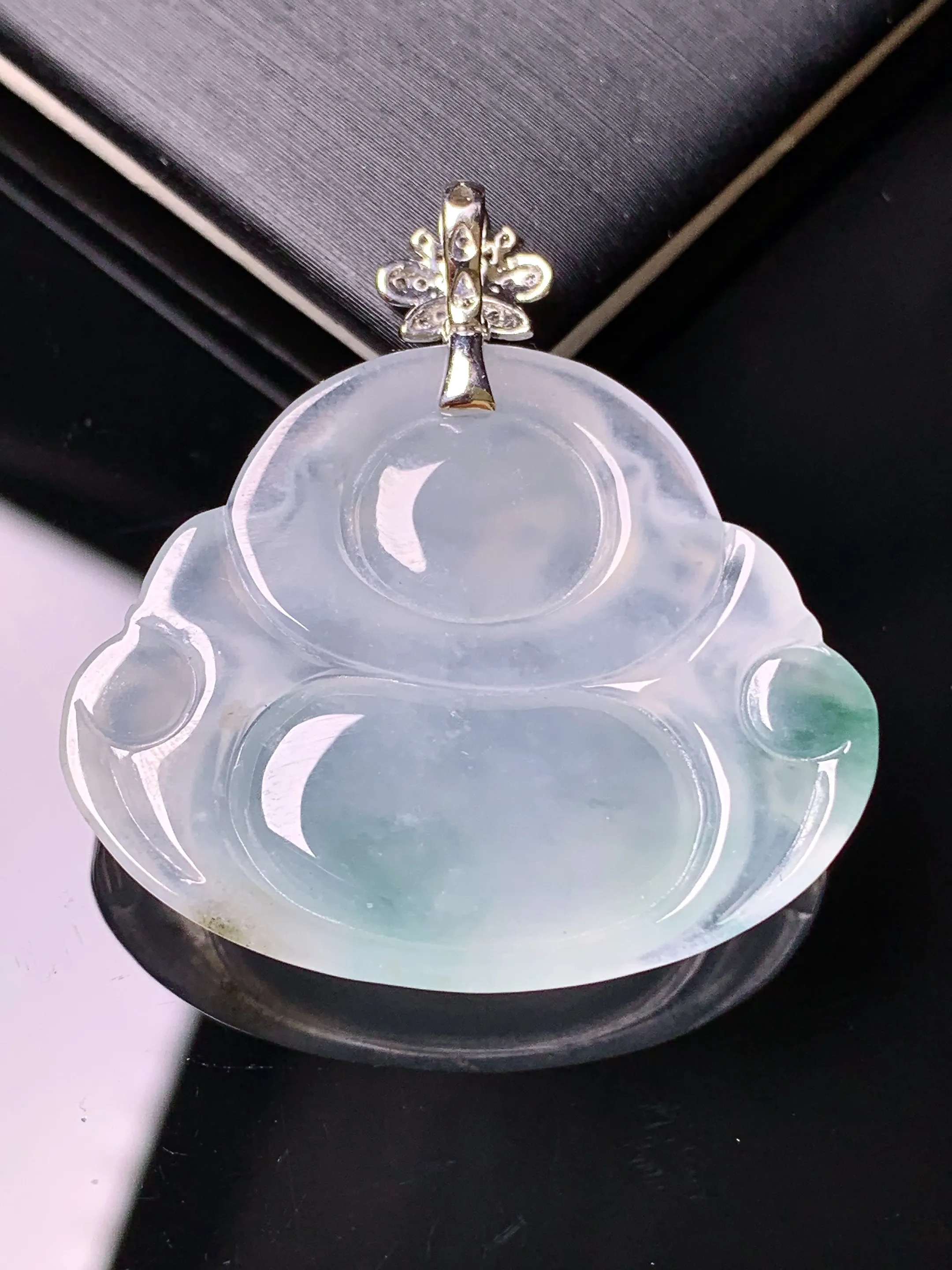 18k金钻镶嵌冰种飘绿佛公吊坠 玉质细腻 色泽清新艳丽 整体尺寸35*32.5*6.2