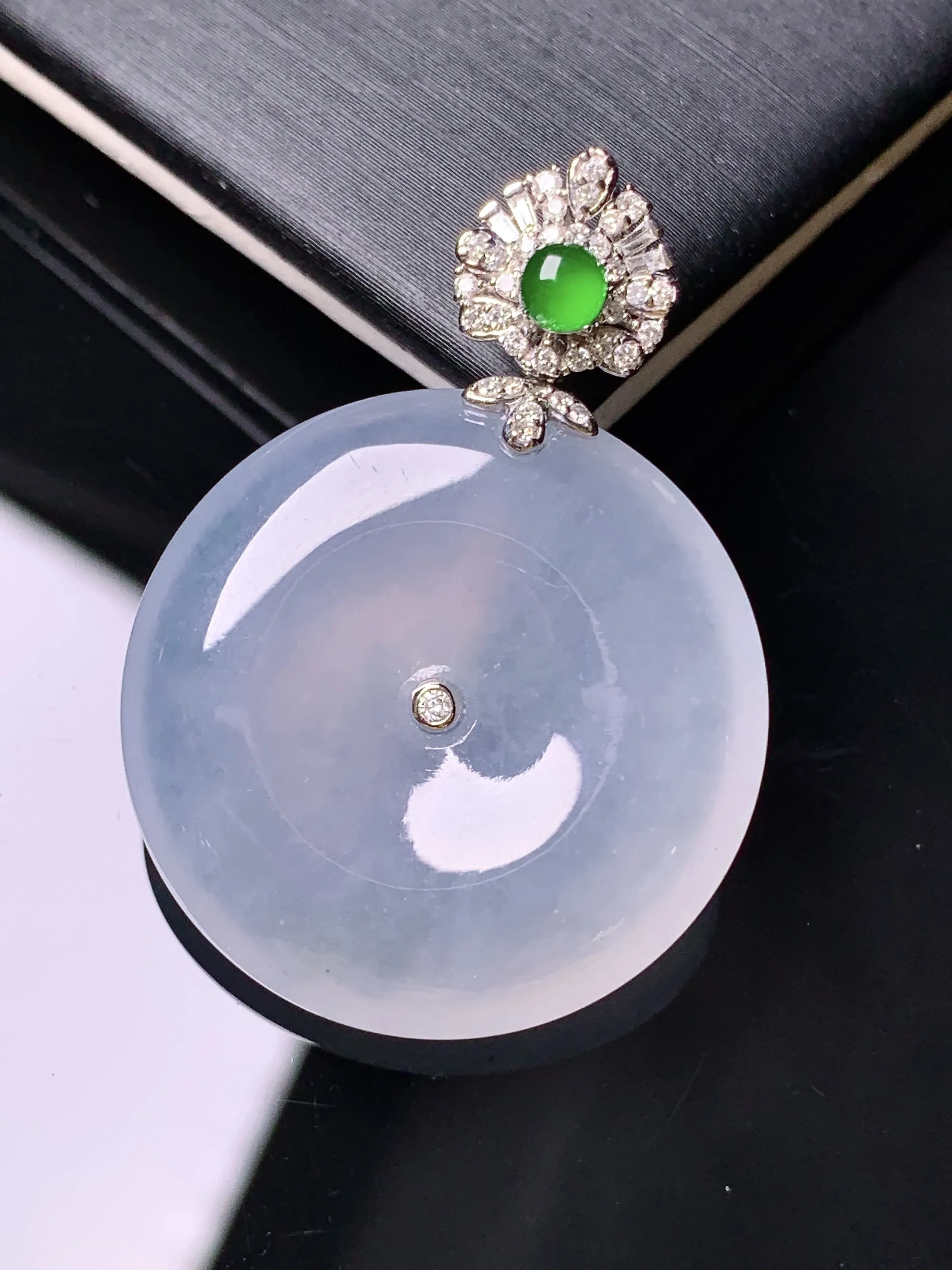 18k金钻镶嵌冰种平安扣吊坠 玉质细腻 色泽清新艳丽 整体尺寸35.6*25.7*6.3