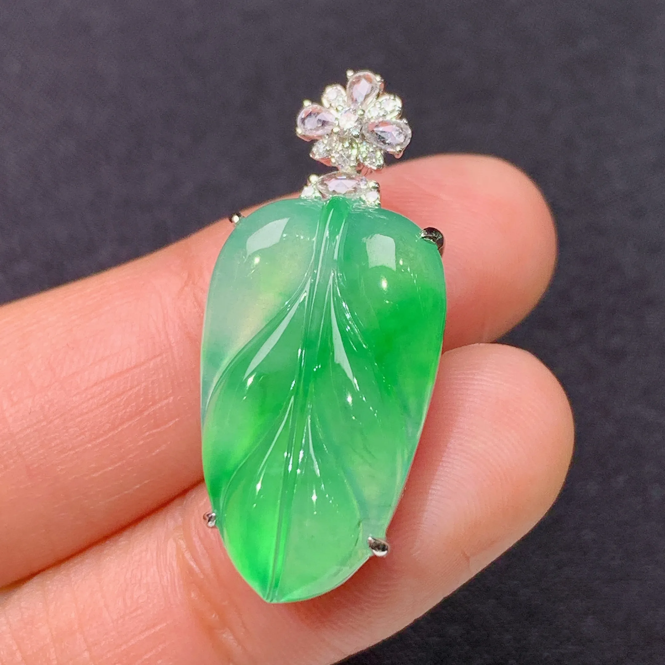 冰阳绿树叶吊坠，18k金镶嵌，冰润色阳，玉质细腻，种水足，整体尺寸30.6*13.7*6.9