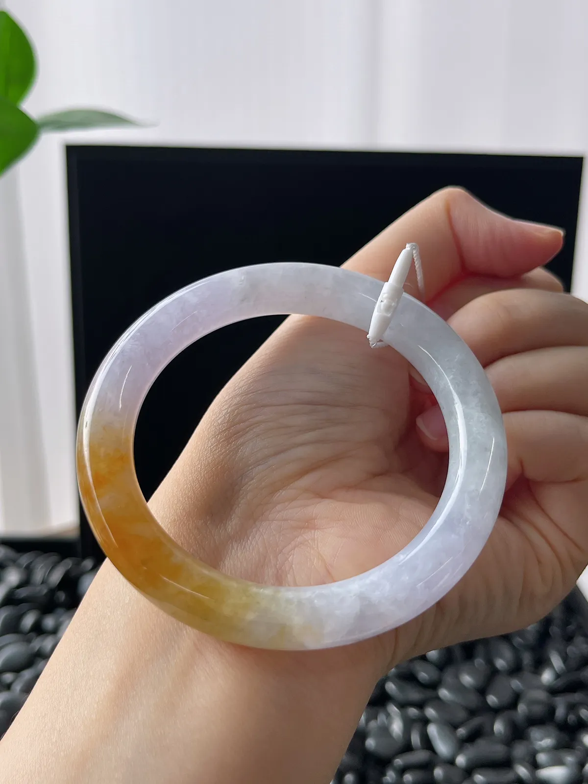 圆镯55.5圈口，翡翠糯化种黄色手镯