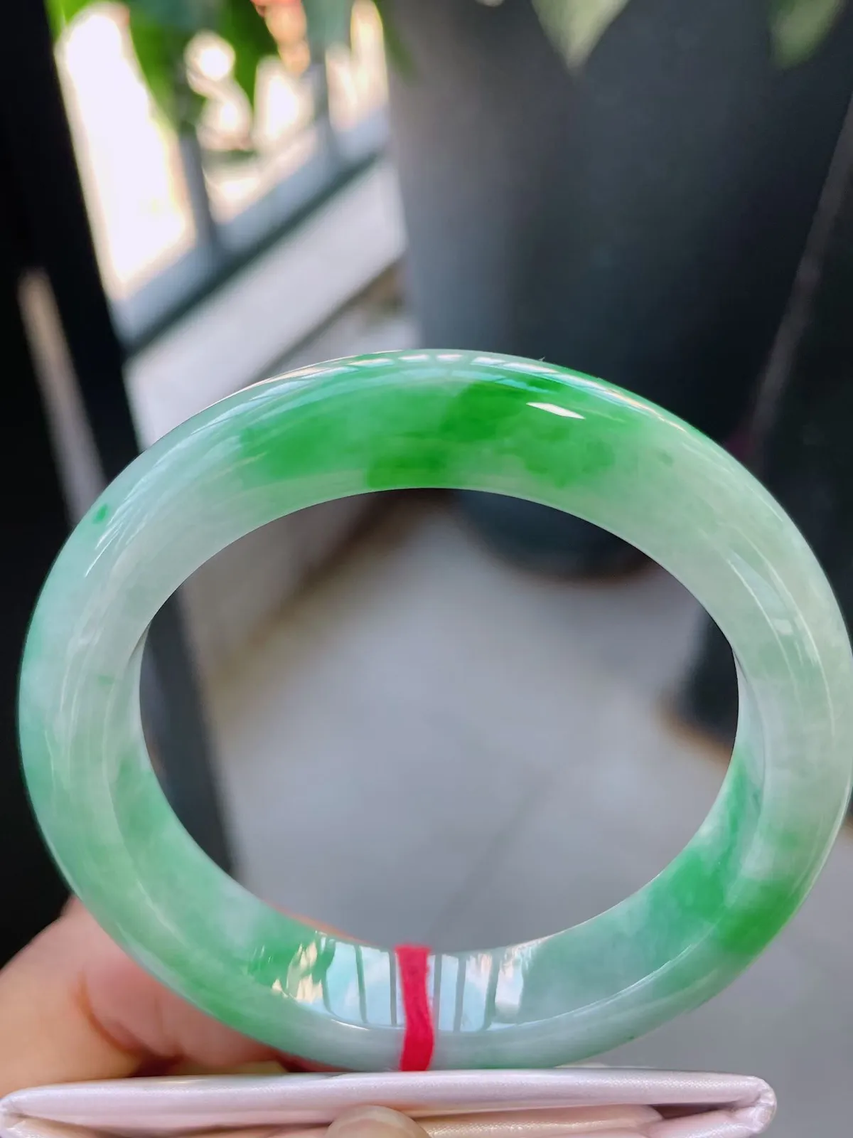 【翡翠名称】老种飘阳绿58正圈口翡翠手镯
【翡翠尺寸】58-12.6-9.8mm适合57-59正圈口